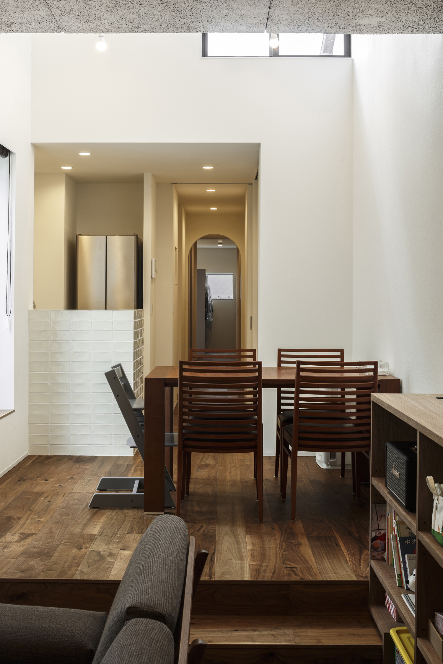 木のダイニングテーブルや白いタイルの腰壁があるLDK・デザイン住宅 注文住宅・デザイン住宅建築実例_『CASE437 LG』_LDK