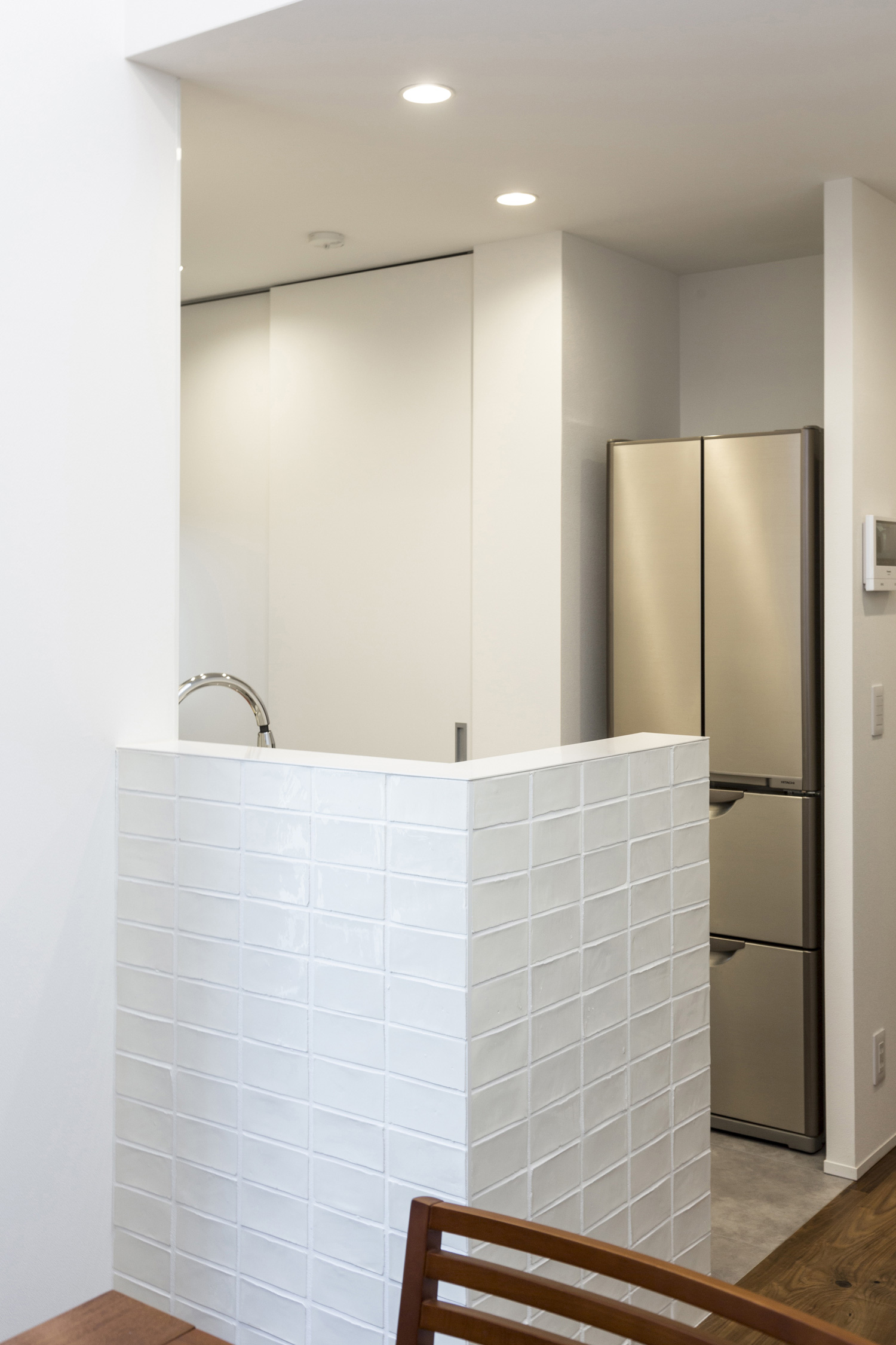 カップボードに扉を取り付けた白いタイルの腰壁キッチン・デザイン住宅 注文住宅・デザイン住宅建築実例_『CASE437 LG』_キッチン