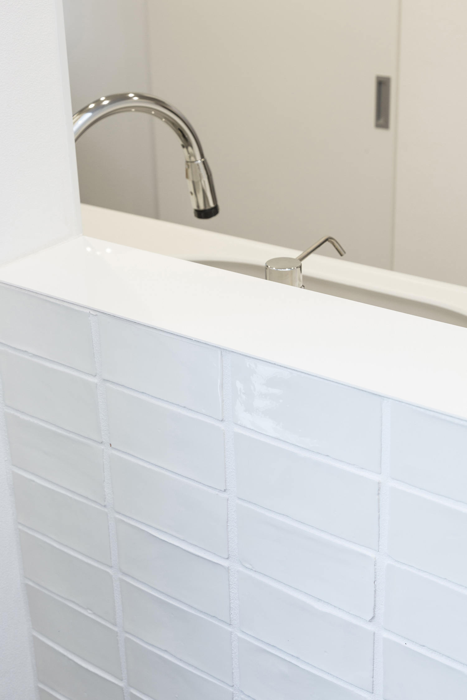 手元が隠せる高さのタイルの腰壁があるキッチン・デザイン住宅 注文住宅・デザイン住宅建築実例_『CASE437 LG』_キッチン