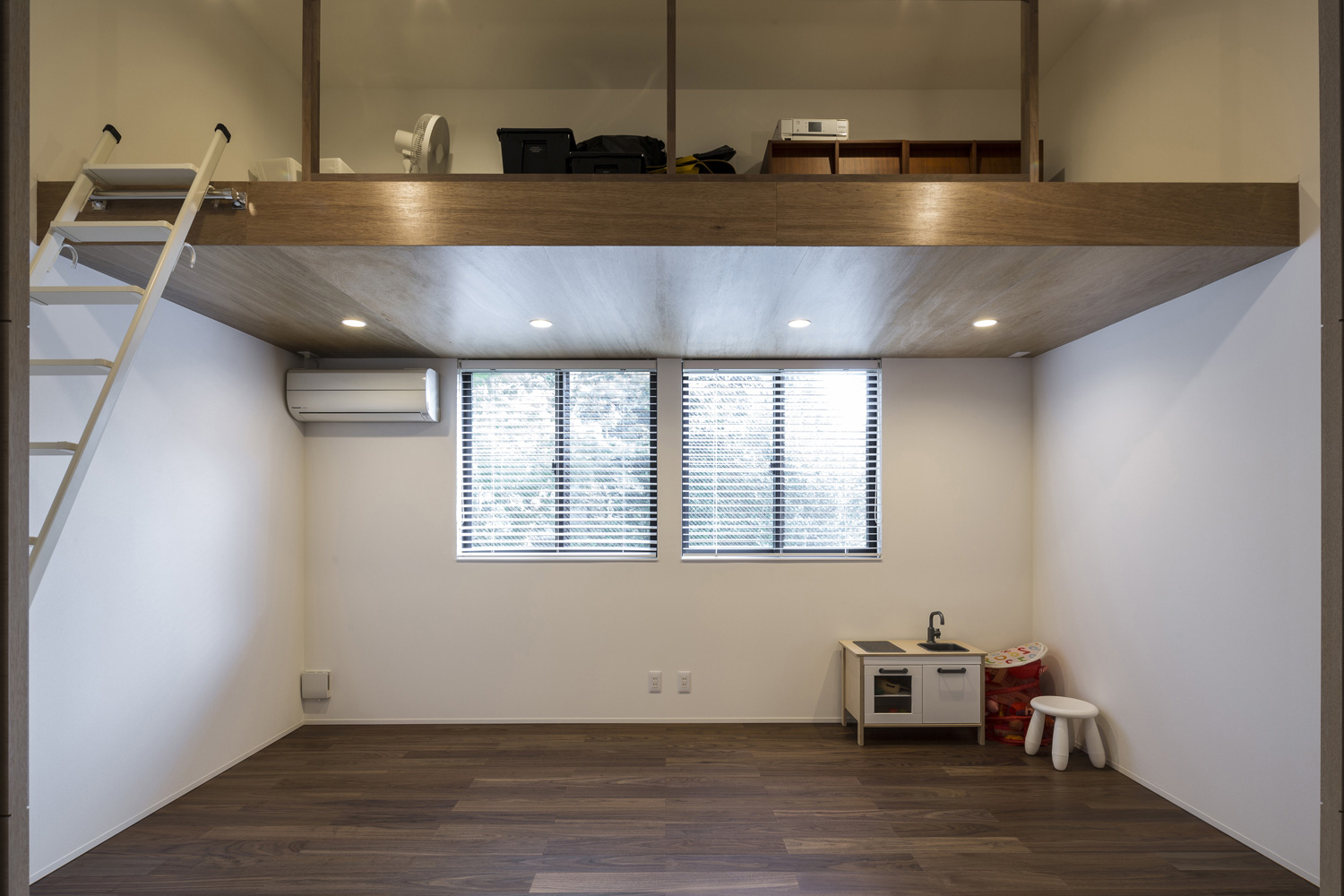 ロフト空間のある落ち着きのある寝室・デザイン住宅 注文住宅・デザイン住宅建築実例_『CASE437 LG』_子供部屋