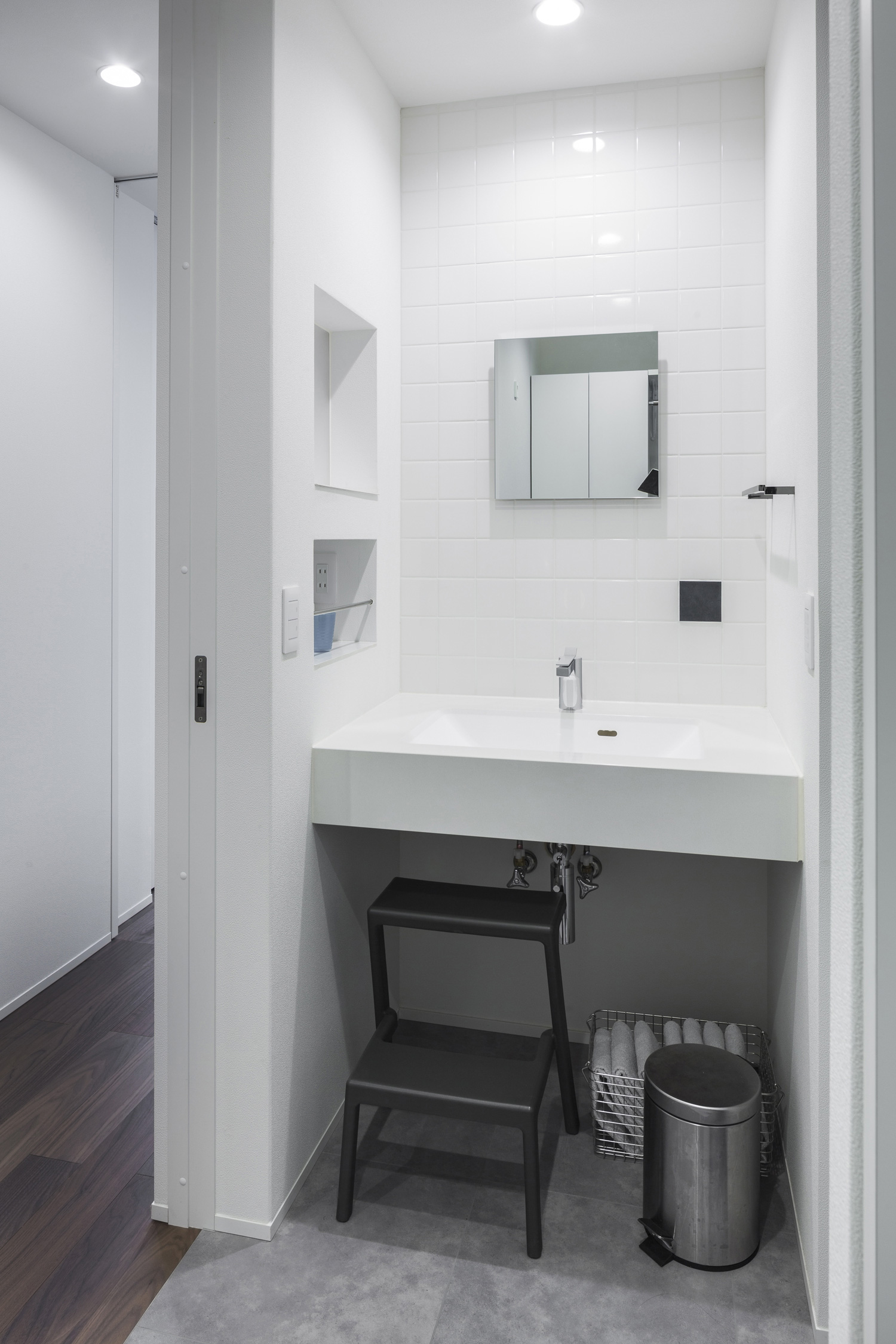 椅子に座って作業が出来る白いシンプルな洗面所・デザイン住宅 注文住宅・デザイン住宅建築実例_『CASE437 LG』_浴室・洗面所