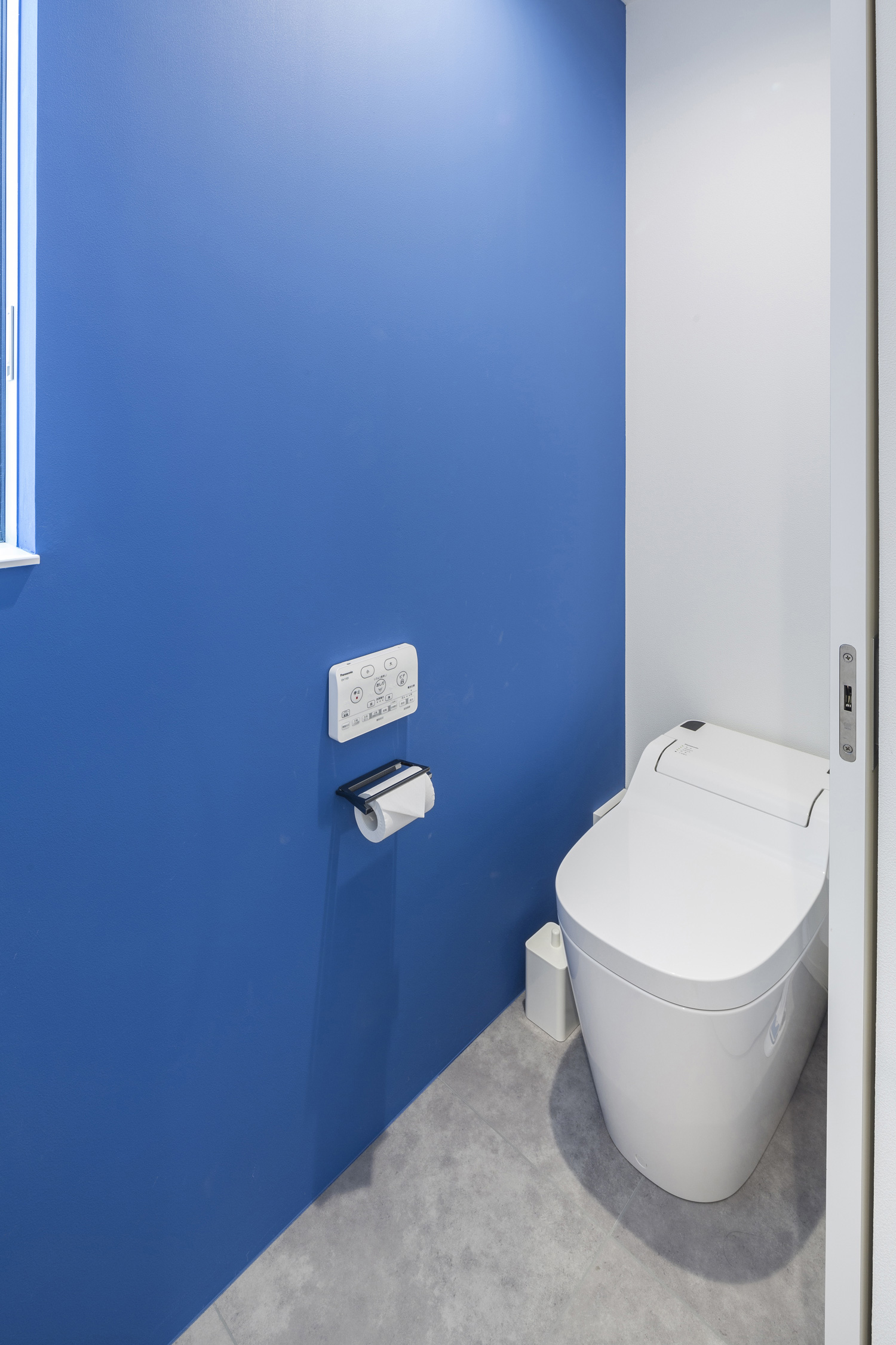 青いアクセントクロスのあるシンプルなトイレ・デザイン住宅 注文住宅・デザイン住宅建築実例_『CASE437 LG』_トイレ