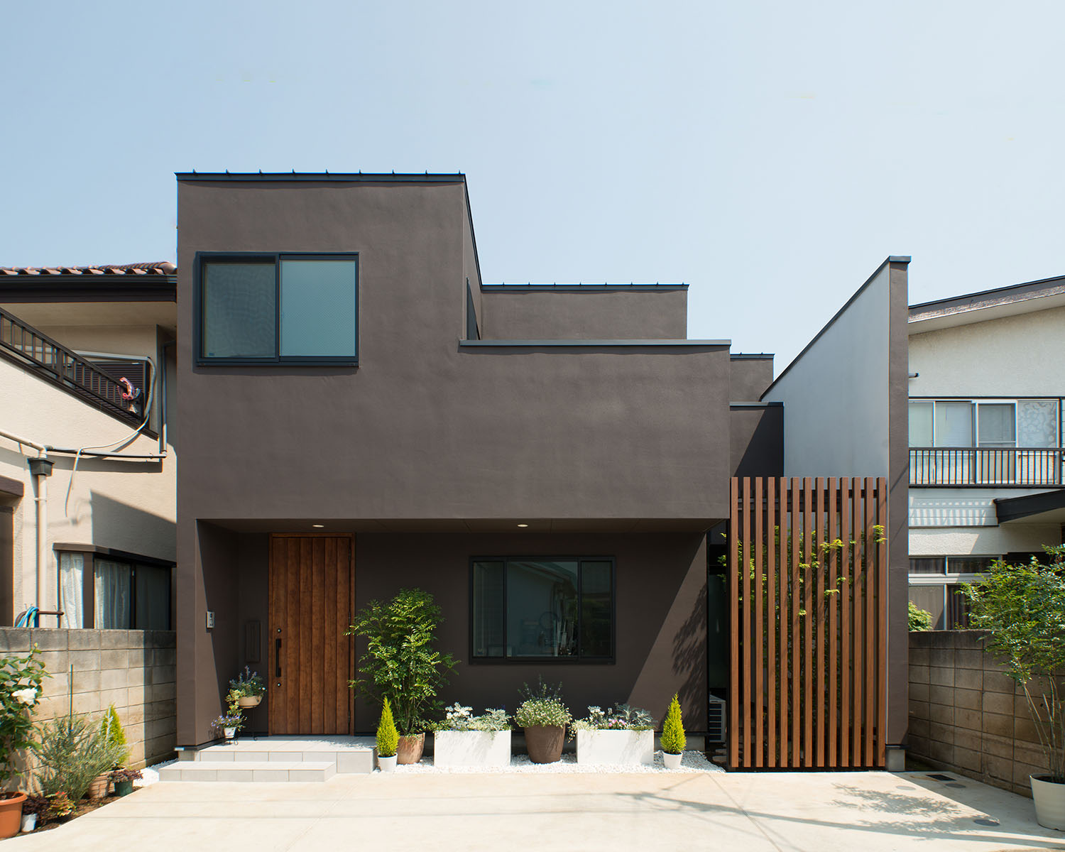 デザイン住宅建築実例_外観・注文住宅『CASE453 brun』の建築実例・施⼯例の写真・建物外観全体 注文住宅・デザイン住宅建築実例_『CASE453 brun』_外観