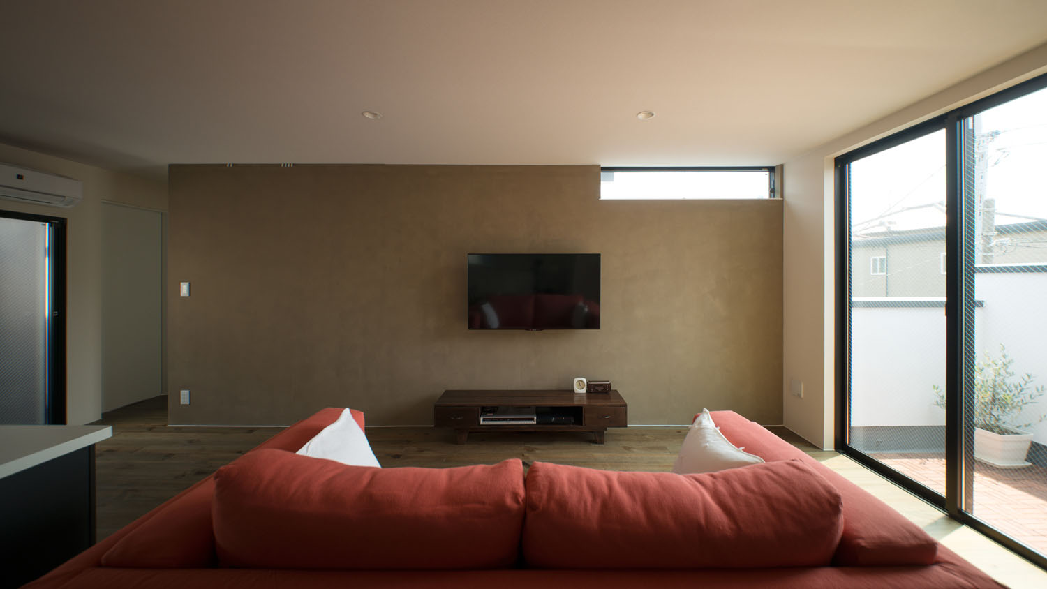 バルコニーに面した窓とスリット窓がある明るいLDK・デザイン住宅 注文住宅・デザイン住宅建築実例_『CASE453 brun』_LDK