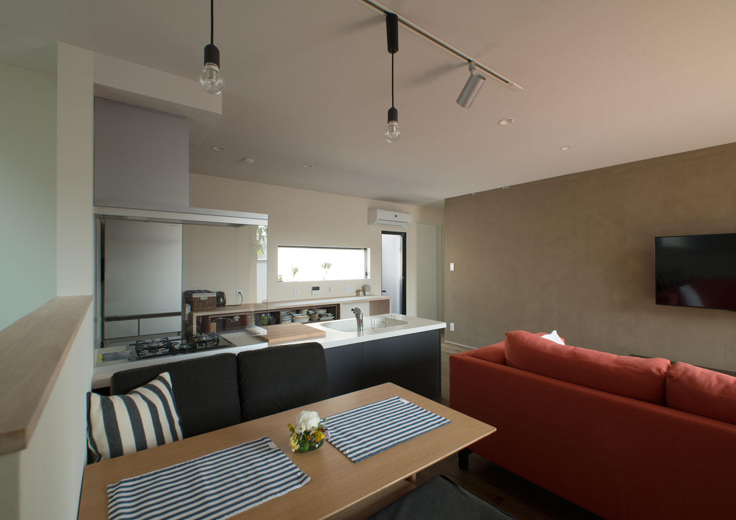 ブラウンのアクセントクロスがある落ち着きのあるLDK・デザイン住宅 注文住宅・デザイン住宅建築実例_『CASE453 brun』_LDK