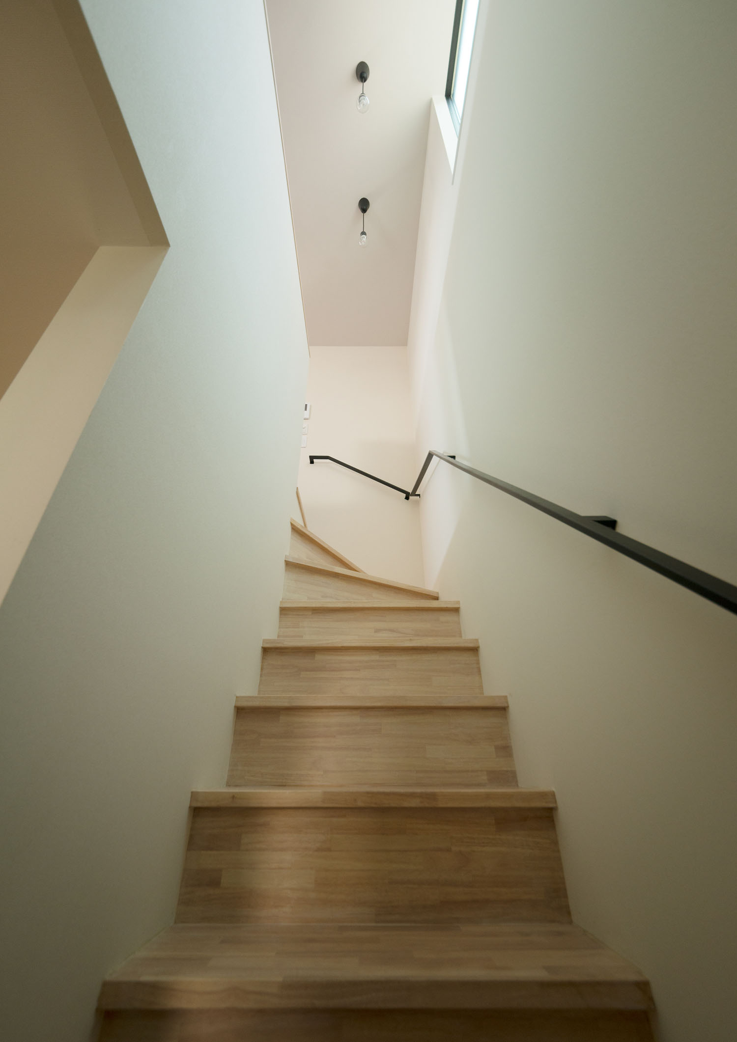 壁にアイアンの手すりが取り付けられた木製の箱型階段・デザイン住宅 注文住宅・デザイン住宅建築実例_『CASE453 brun』_階段