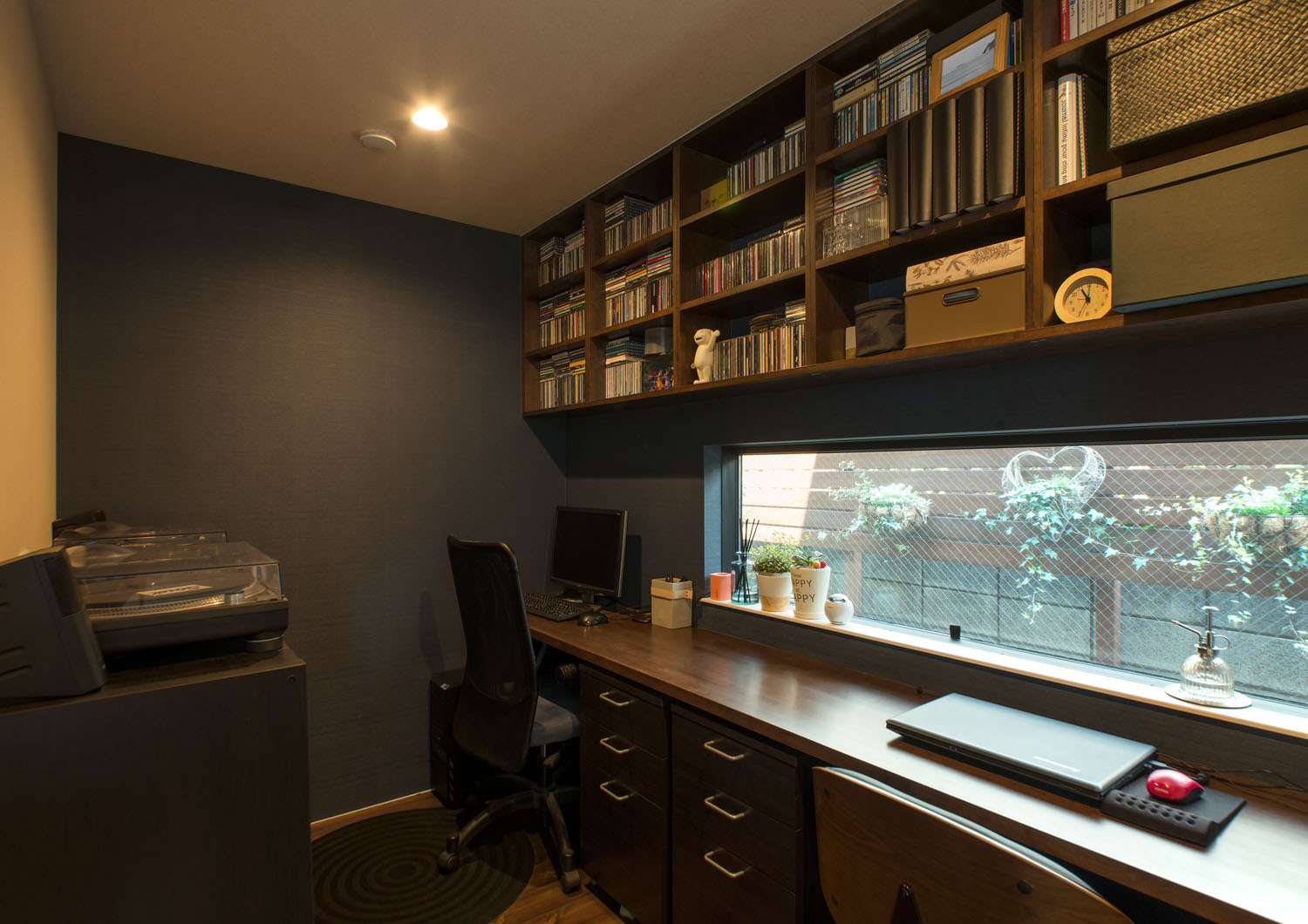 スリット窓がある黒いクロスの落ち着きがある書斎・デザイン住宅 注文住宅・デザイン住宅建築実例_『CASE453 brun』_書斎