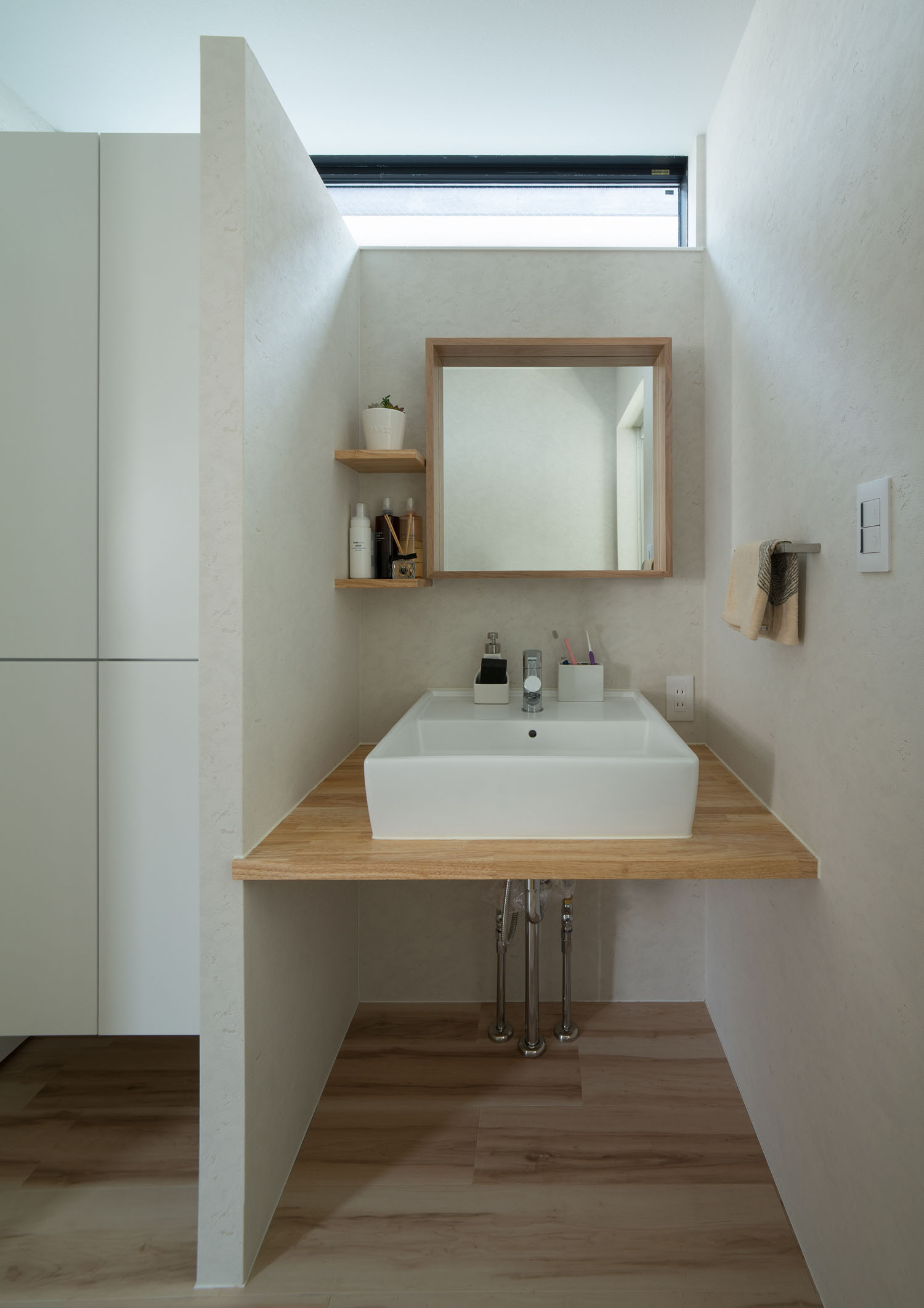 木の洗面台や木の壁付け棚があるコンパクトな洗面所・デザイン住宅 注文住宅・デザイン住宅建築実例_『CASE453 brun』_浴室・洗面所