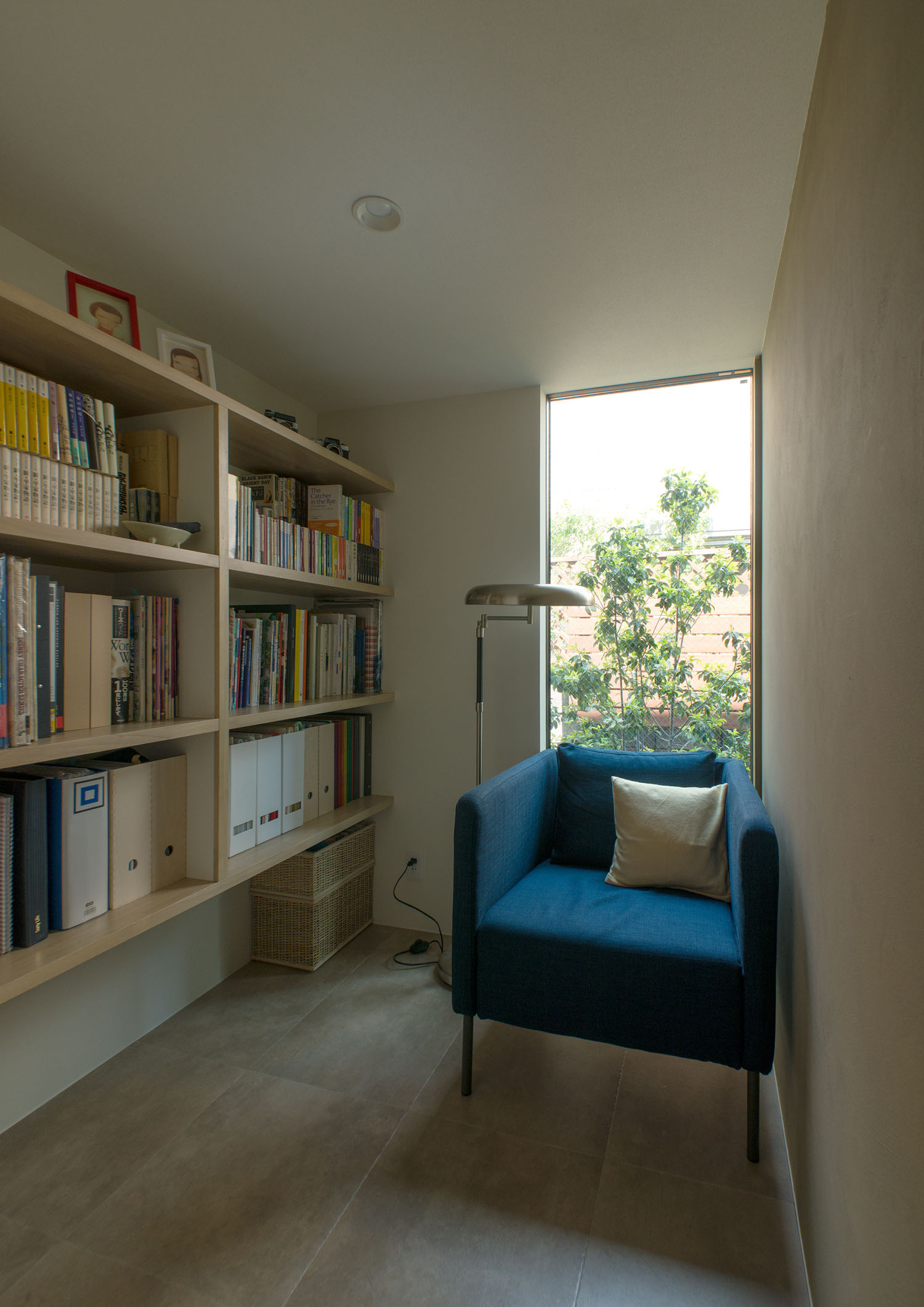 壁付けの本棚がある青いソファーを置いた書斎・デザイン住宅 注文住宅・デザイン住宅建築実例_『CASE453 brun』_書斎