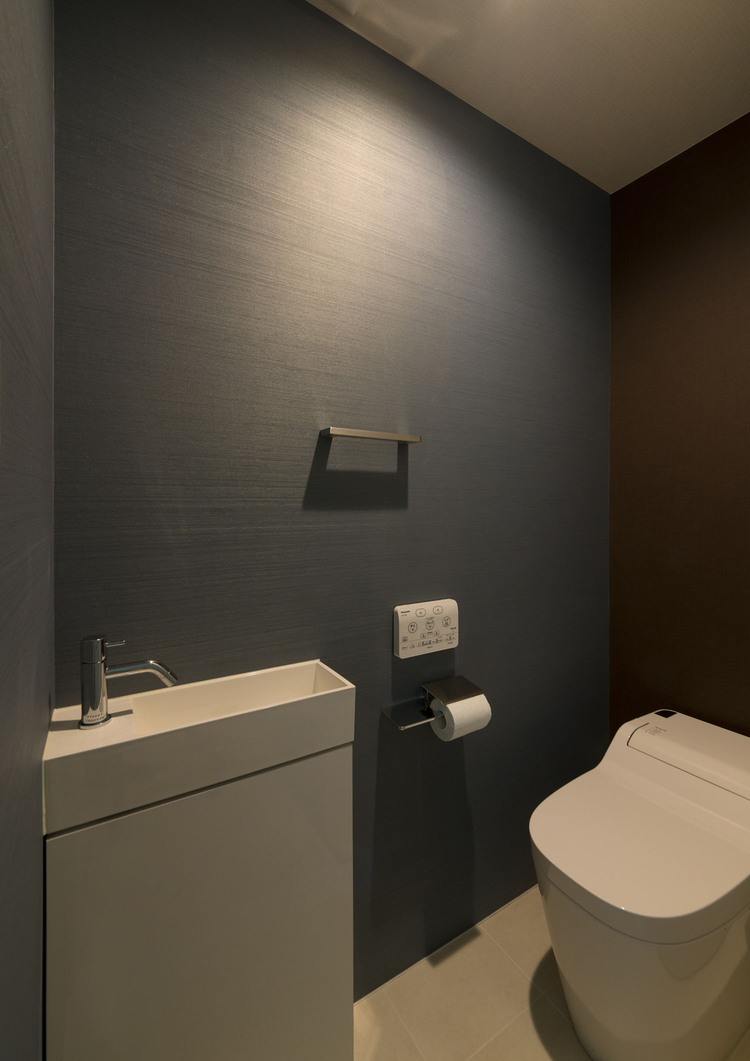 黒い壁で薄型手洗いがある落ち着きのあるトイレ・デザイン住宅 注文住宅・デザイン住宅建築実例_『CASE453 brun』_トイレ