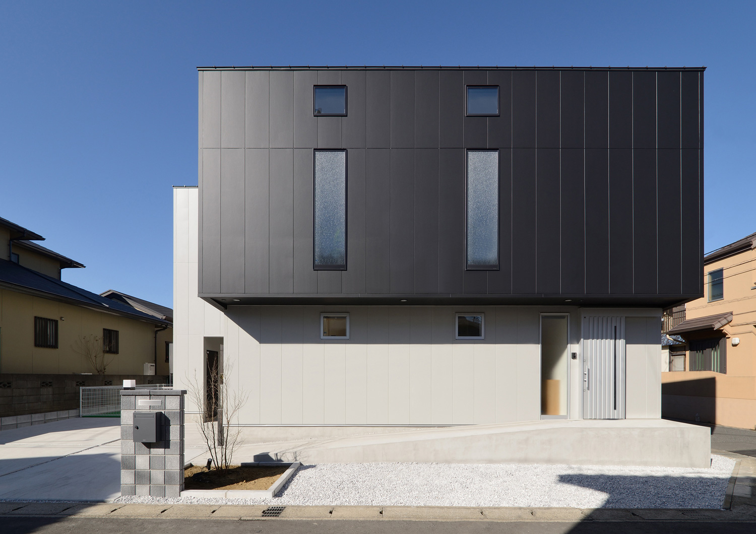 デザイン住宅建築実例_外観・注文住宅『CASE463 Individual Contrast』の建築実例・施⼯例の写真・建物外観全体 注文住宅・デザイン住宅建築実例_『CASE463 Individual Contrast』_外観