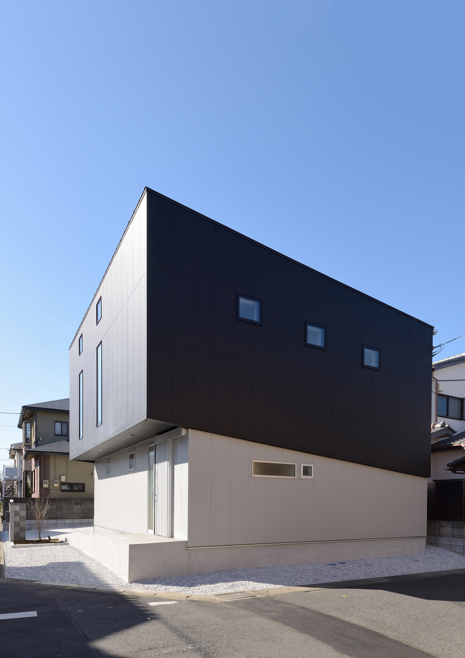 上下で色が分かれているモノトーンの外壁で斜め屋根の家・デザイン住宅 注文住宅・デザイン住宅建築実例_『CASE463 Individual Contrast』_外観