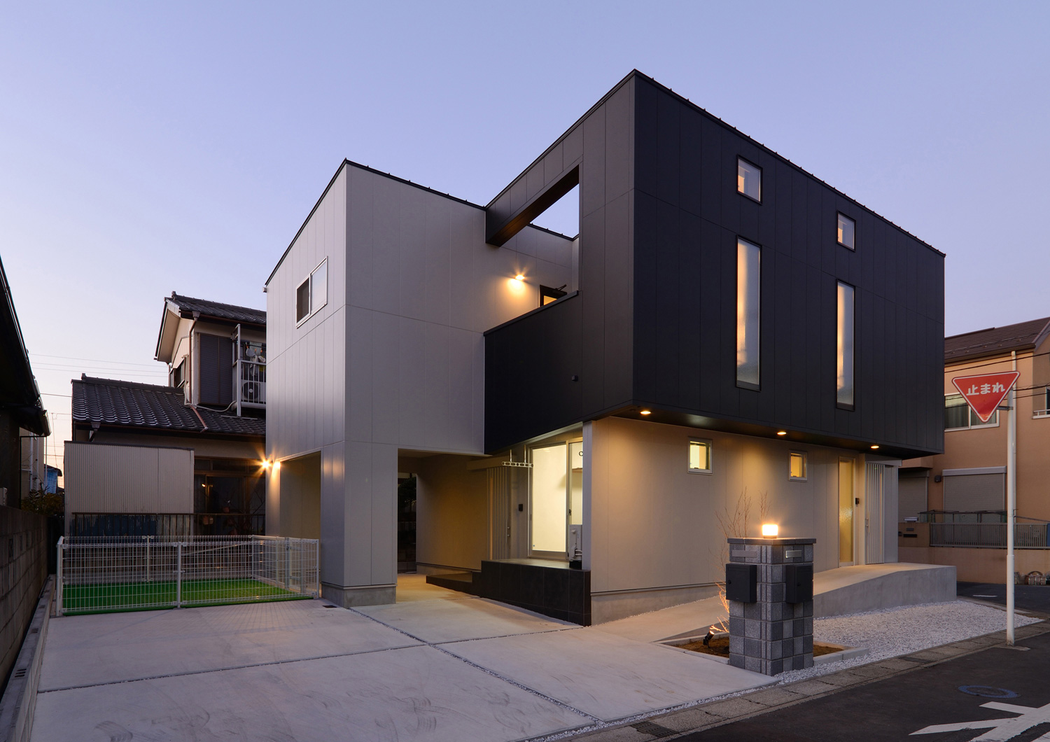 テラスやバルコニーのあるキューブ状の家の外観・デザイン住宅 注文住宅・デザイン住宅建築実例_『CASE463 Individual Contrast』_外観