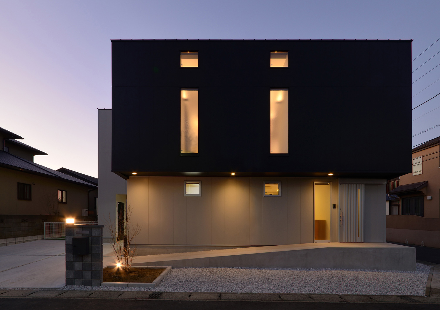 軒天井に照明が取り付けられたキューブ状の外観の家・デザイン住宅 注文住宅・デザイン住宅建築実例_『CASE463 Individual Contrast』_外観