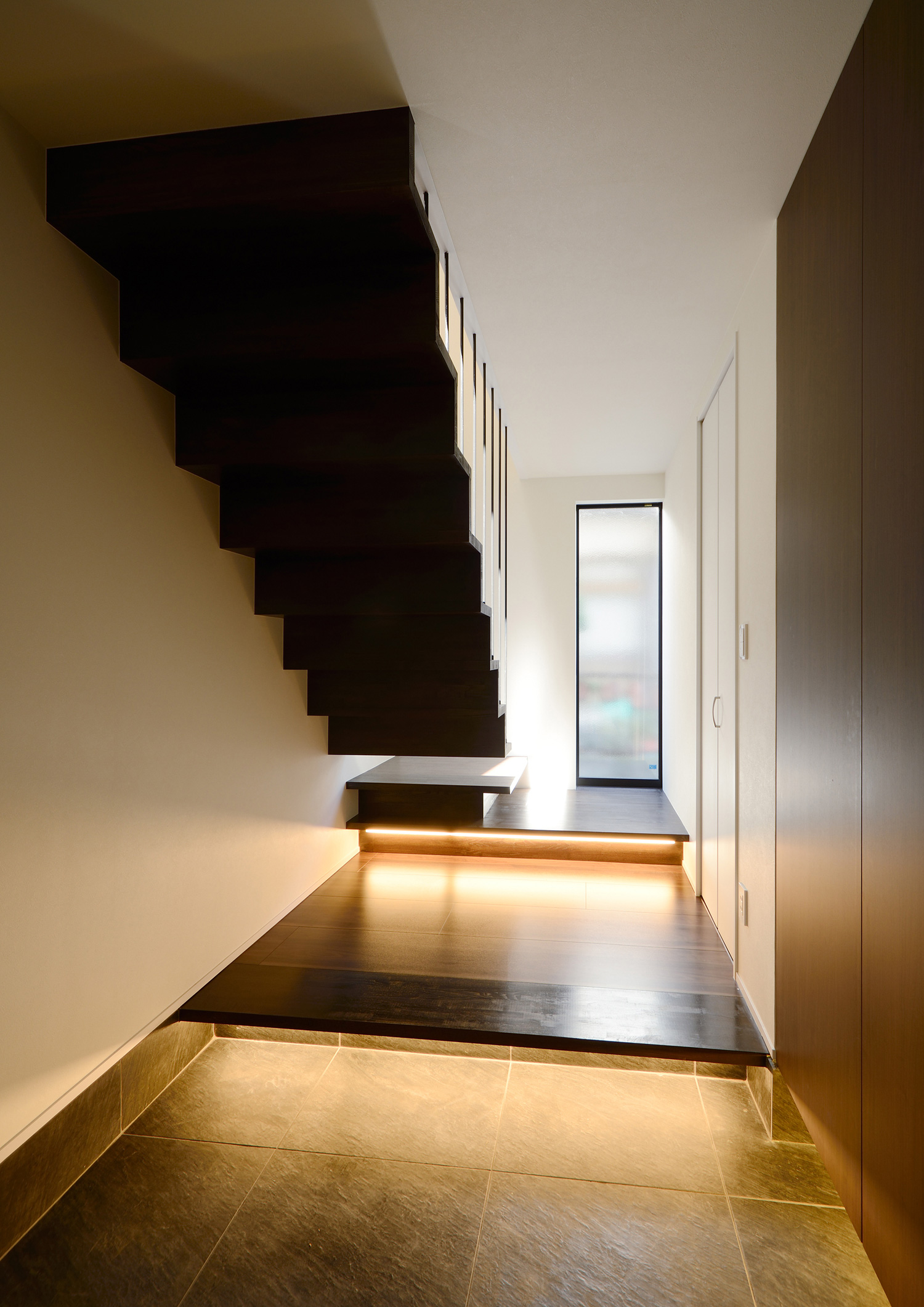 足元に間接照明を取り付けたホテルライクな玄関・デザイン住宅 注文住宅・デザイン住宅建築実例_『CASE463 Individual Contrast』_玄関