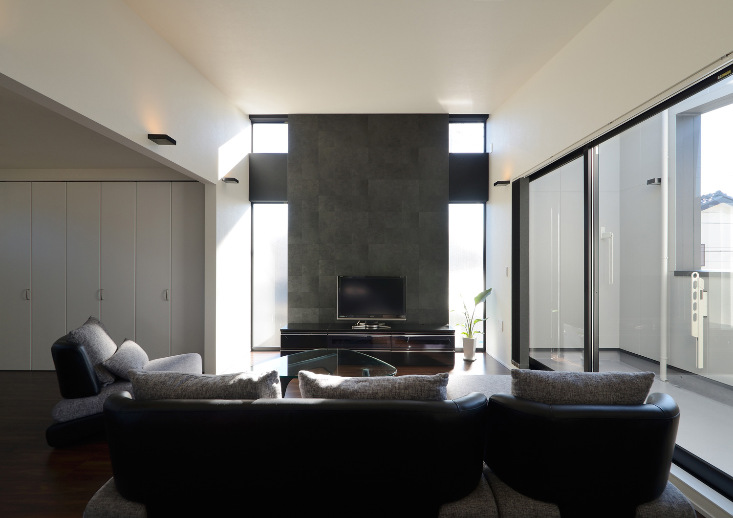 グレーのタイルのアクセントウォールがある開放的でおしゃれなLDK・デザイン住宅 注文住宅・デザイン住宅建築実例_『CASE463 Individual Contrast』_LDK