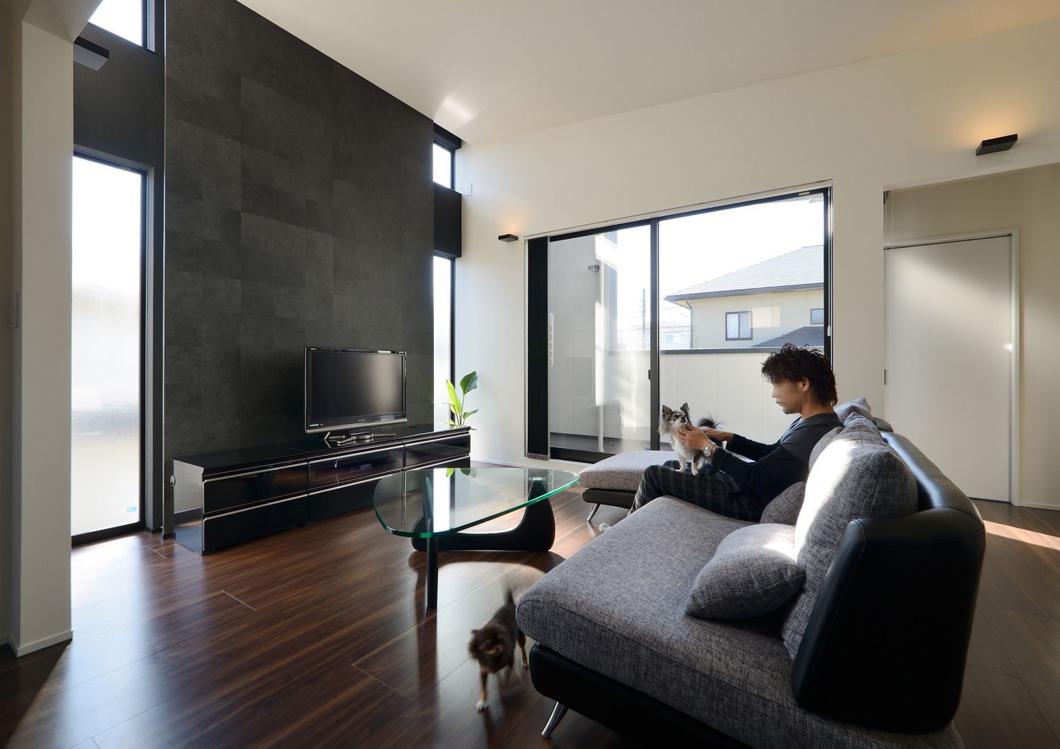 バルコニーに面した大きな窓がある高天井のおしゃれなLDK・デザイン住宅 注文住宅・デザイン住宅建築実例_『CASE463 Individual Contrast』_LDK