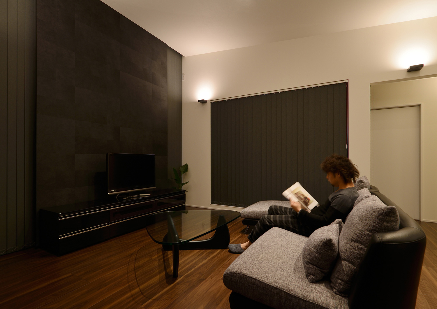 窓に黒いブラインドを取り付けたおしゃれで落ち着きのあるLDK・デザイン住宅 注文住宅・デザイン住宅建築実例_『CASE463 Individual Contrast』_LDK