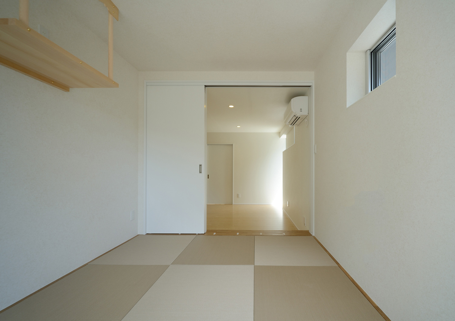 引き戸が取り付けられたモダンな琉球畳の和室・デザイン住宅 注文住宅・デザイン住宅建築実例_『CASE463 Individual Contrast』_和室