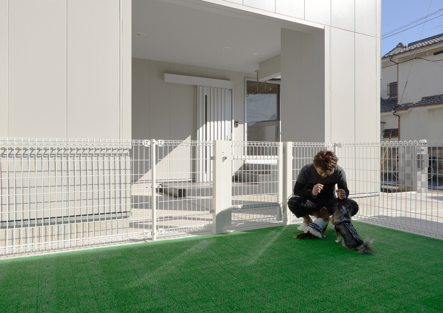 屋外に人工芝のドッグランスペースがある家・デザイン住宅 注文住宅・デザイン住宅建築実例_『CASE463 Individual Contrast』_ドッグラン