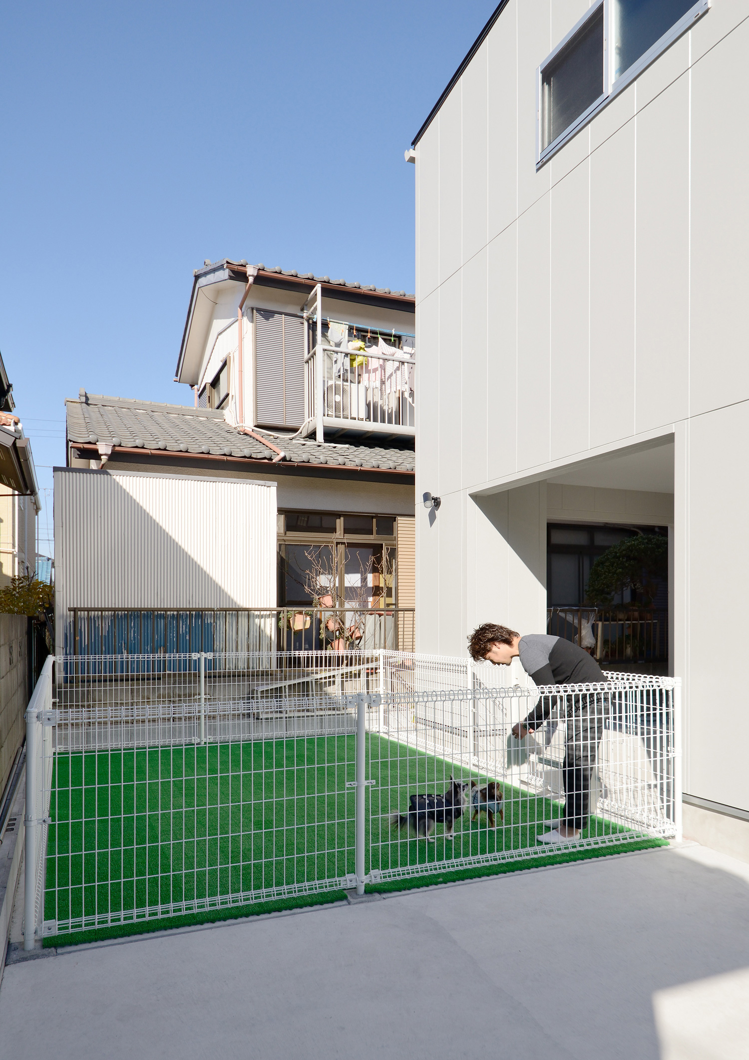 家の隣にある人工芝で柵付きのドッグラン・デザイン住宅 注文住宅・デザイン住宅建築実例_『CASE463 Individual Contrast』_ドッグラン