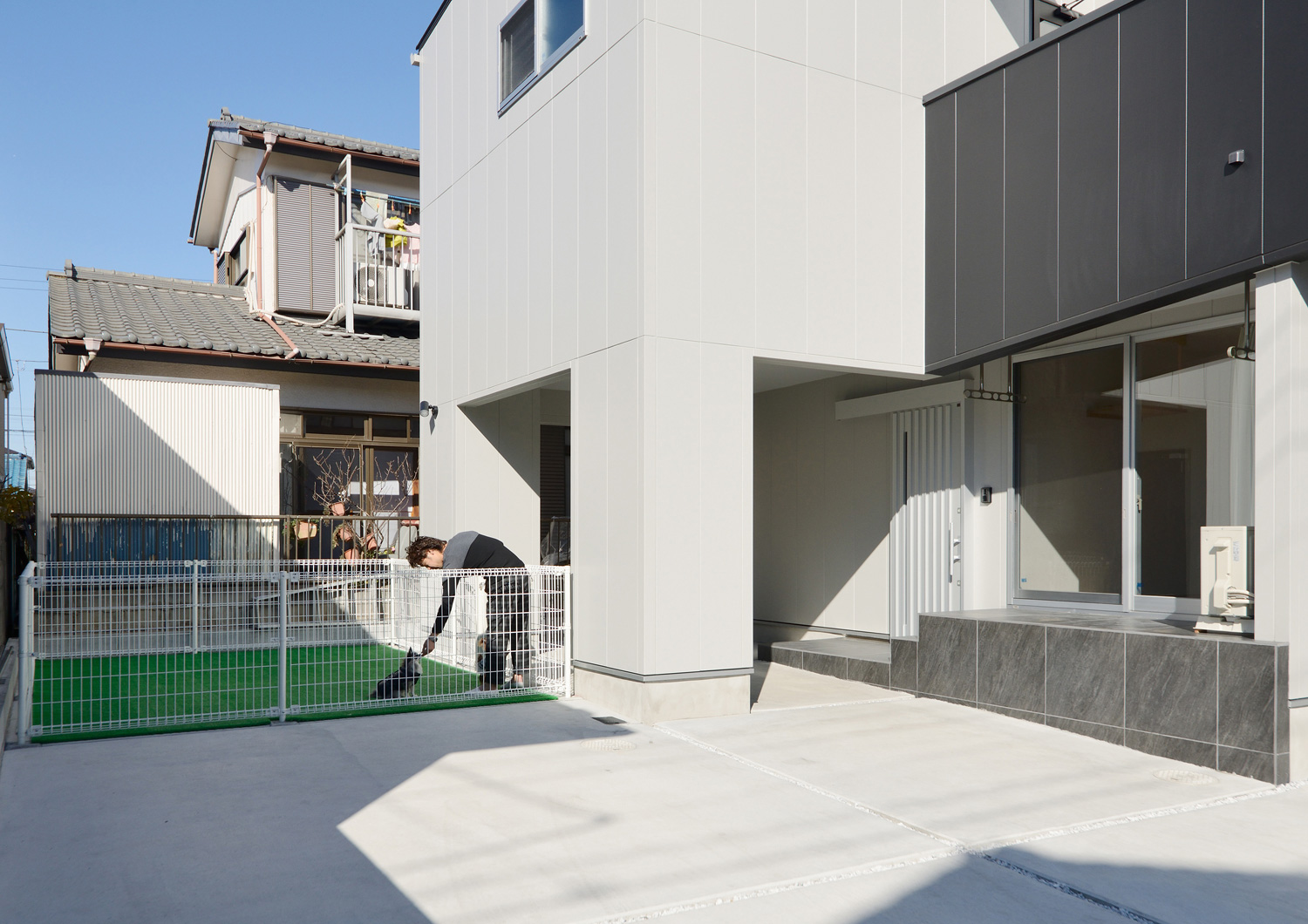 玄関アプローチの奥に柵付きのドッグランスペースがあるLDK・デザイン住宅 注文住宅・デザイン住宅建築実例_『CASE463 Individual Contrast』_ドッグラン