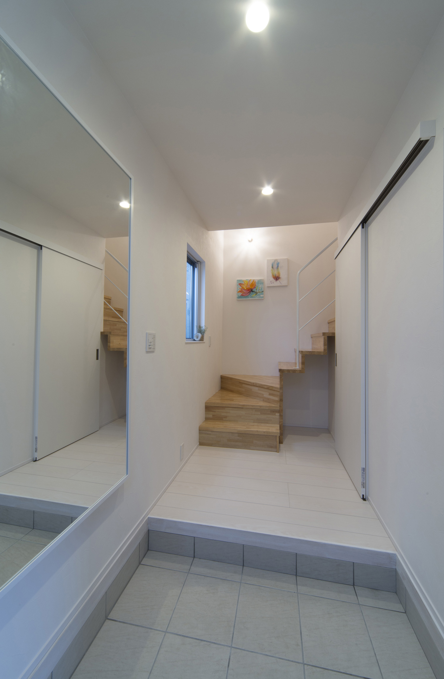 タイルの床で大きな鏡がある、明るくてシンプルな玄関・デザイン住宅 注文住宅・デザイン住宅建築実例_『CASE466 片流れの家』_玄関