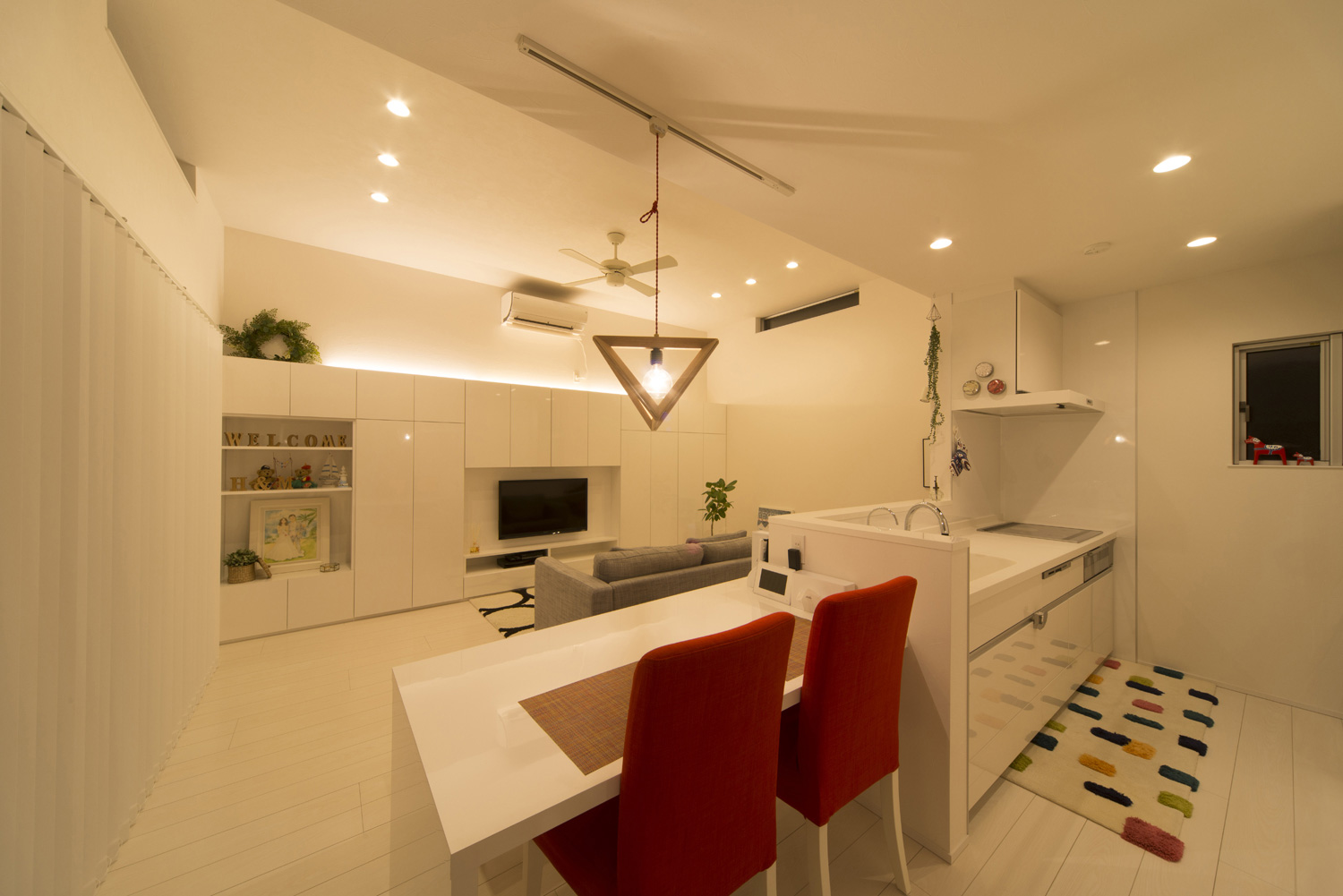 間接照明やペンダントライトがあるおしゃれなLDK・デザイン住宅 注文住宅・デザイン住宅建築実例_『CASE466 片流れの家』_LDK