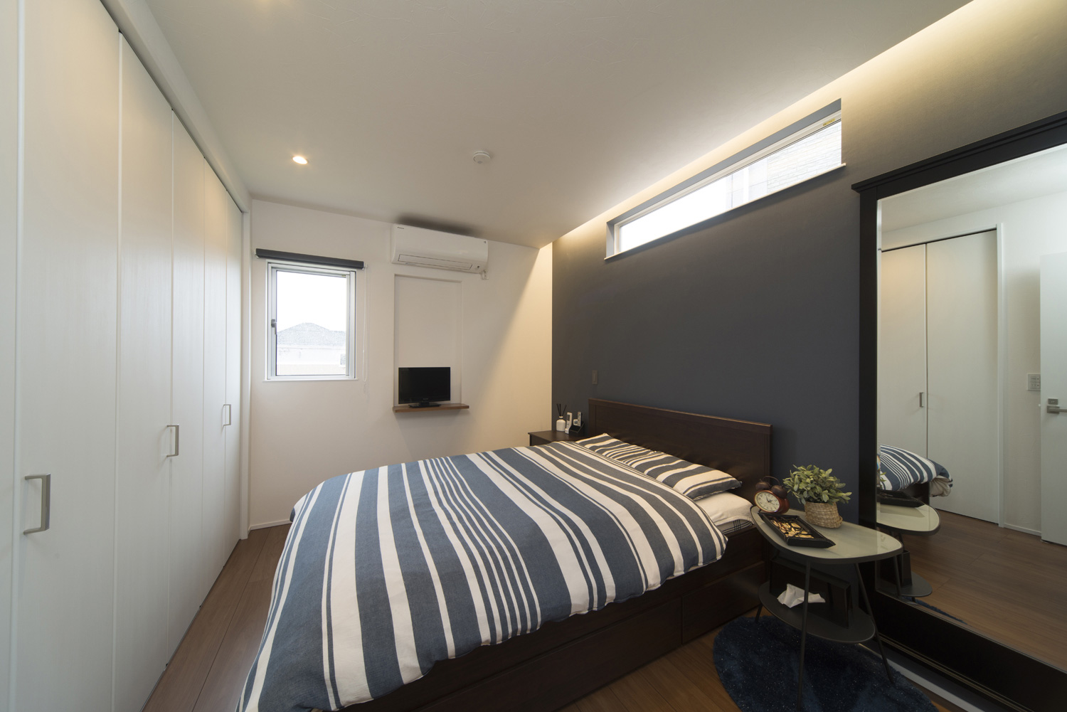 黒いアクセントクロスにスリット窓を取り付けた落ち着きのある寝室・デザイン住宅 注文住宅・デザイン住宅建築実例_『CASE466 片流れの家』_寝室