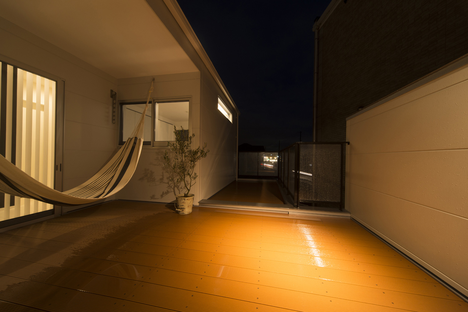 照明に照らされるハンモック付きで目隠し壁があるバルコニー・デザイン住宅 注文住宅・デザイン住宅建築実例_『CASE466 片流れの家』_テラス・バルコニー