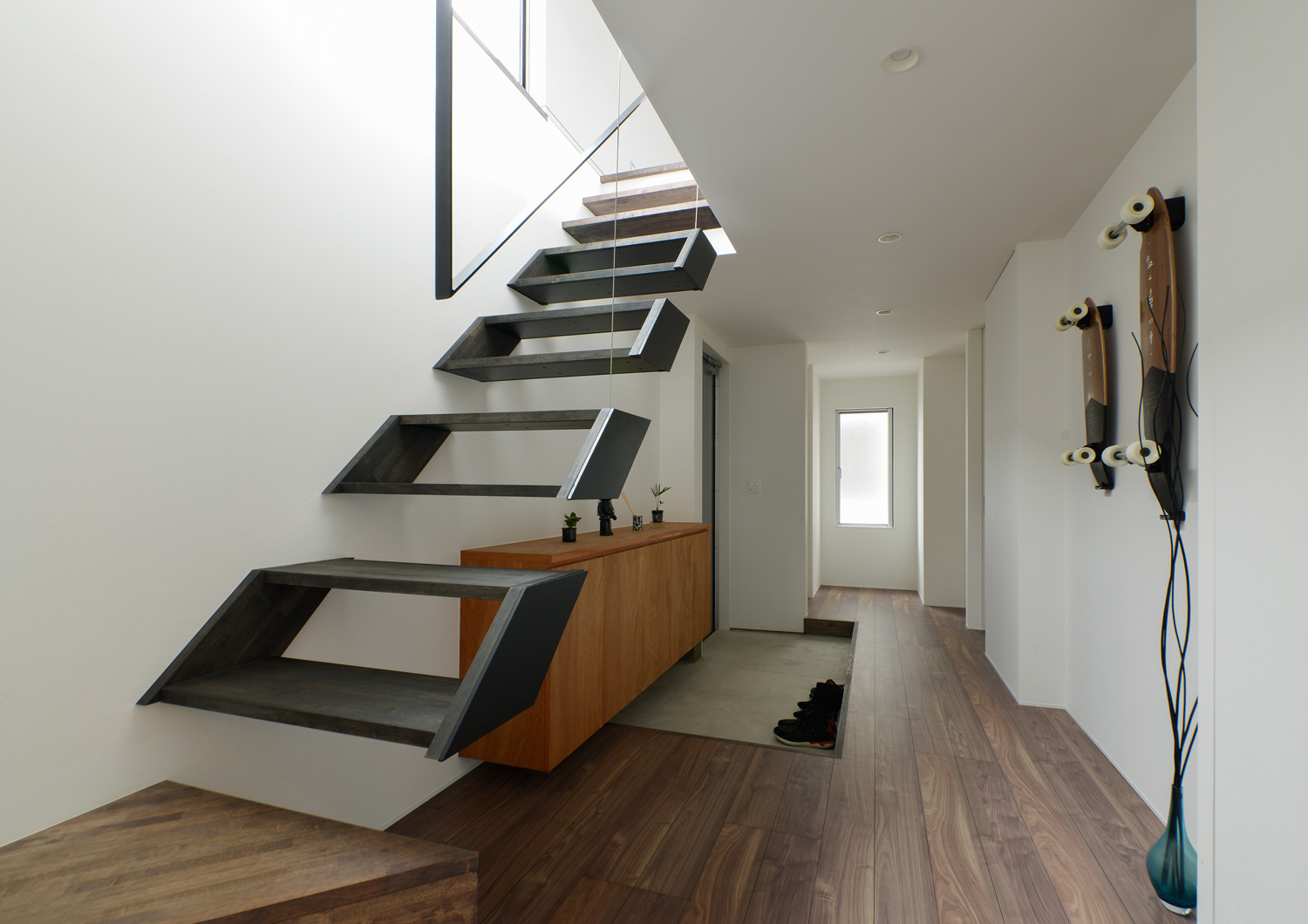 ワイヤーで吊るされたおしゃれな階段がある玄関・デザイン住宅 注文住宅・デザイン住宅建築実例_『CASE484 やまのいえ』_玄関