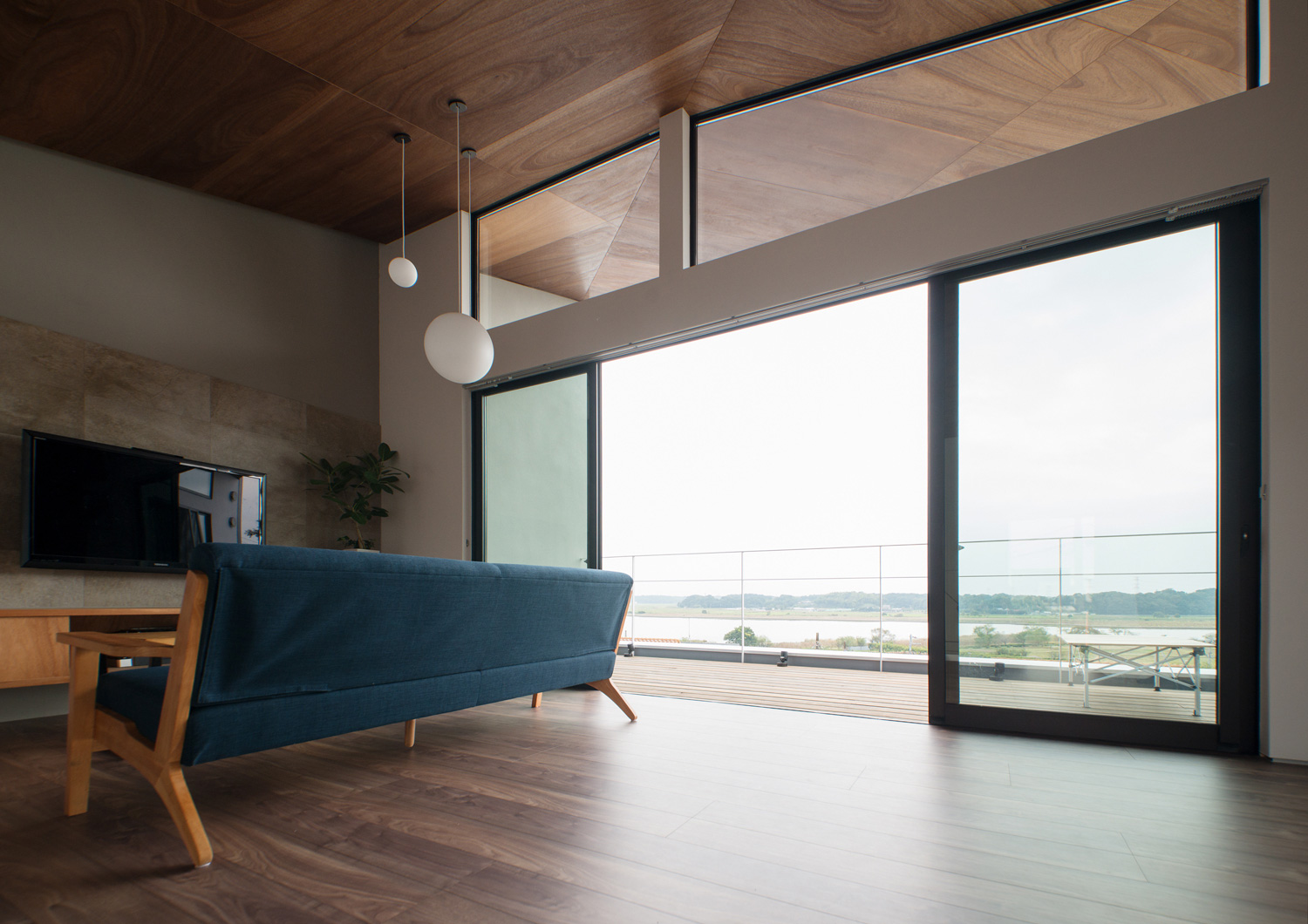 バルコニーに面した大きな窓を開けた眺めの良いLDK・デザイン住宅 注文住宅・デザイン住宅建築実例_『CASE484 やまのいえ』_LDK