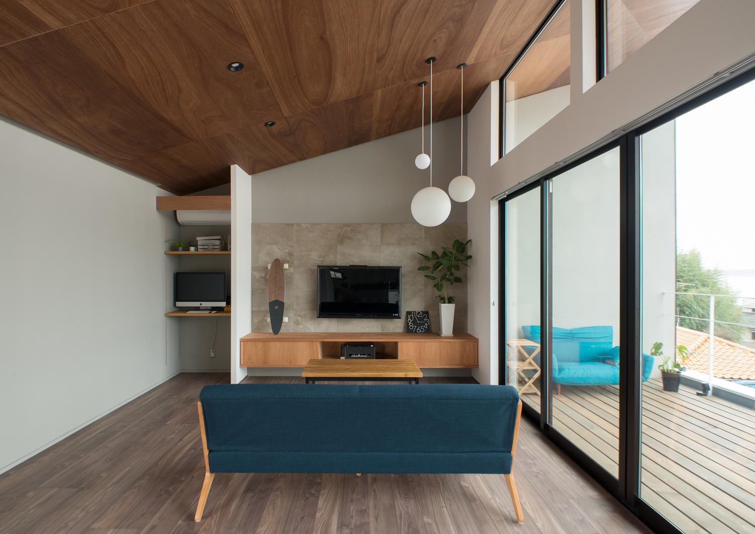 バルコニーに面した大きな窓がある開放的な木の天井のLDK・デザイン住宅 注文住宅・デザイン住宅建築実例_『CASE484 やまのいえ』_LDK