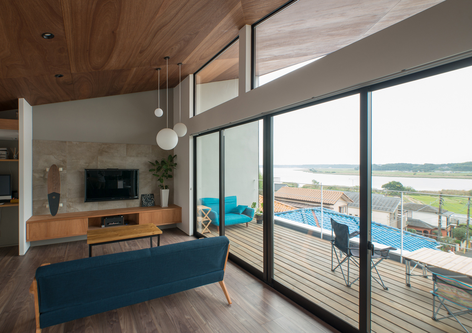 バルコニーに面した眺めの良いLDK・デザイン住宅 注文住宅・デザイン住宅建築実例_『CASE484 やまのいえ』_LDK