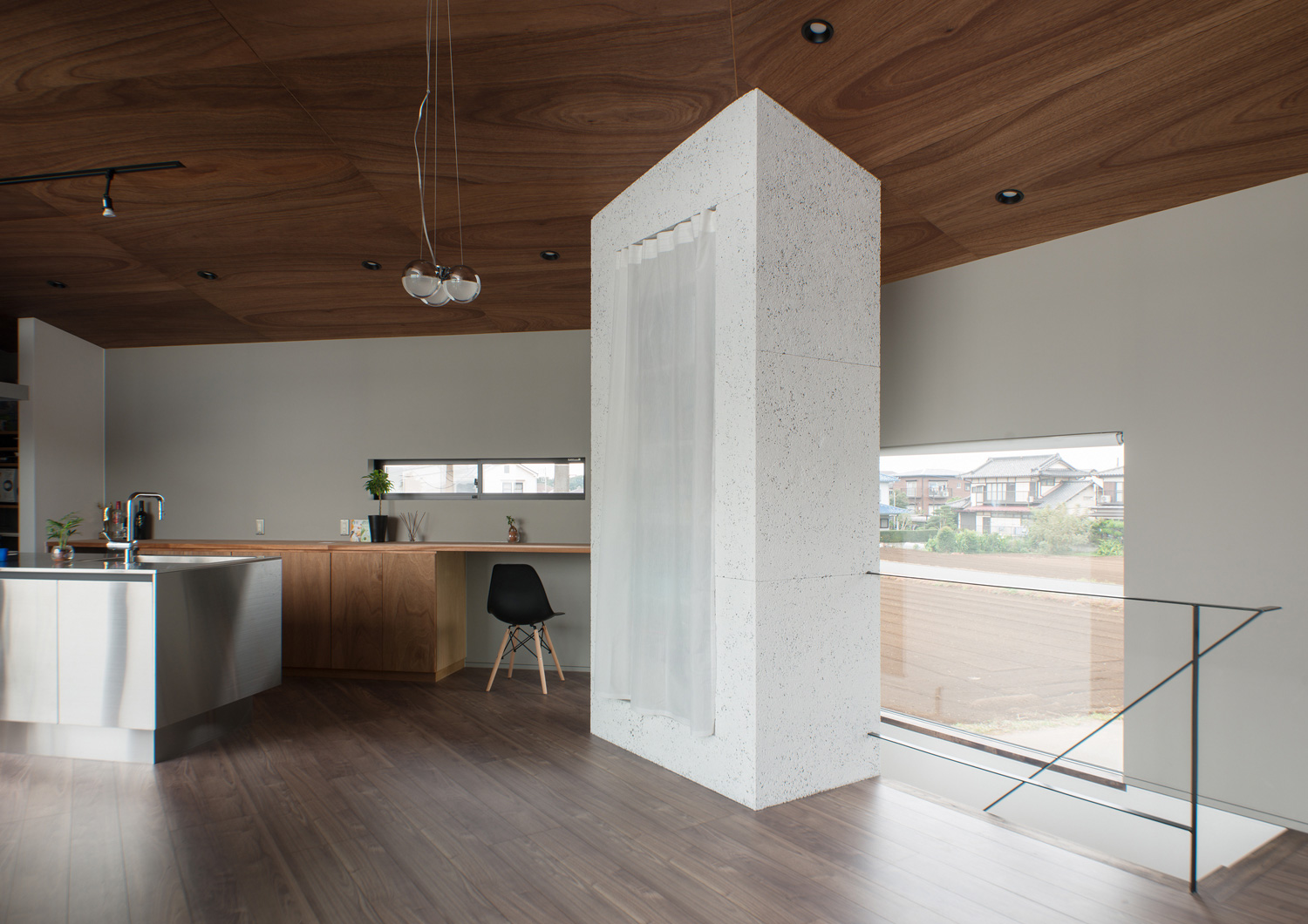 白い柱が中心にある木目の天井の二階LDK・デザイン住宅 注文住宅・デザイン住宅建築実例_『CASE484 やまのいえ』_LDK