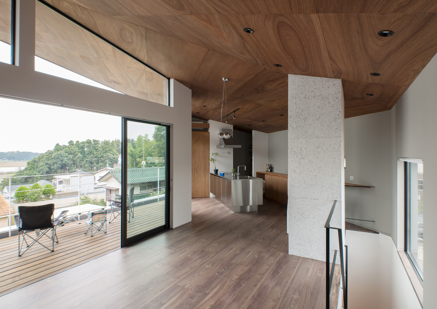 木目の天井でバルコニーに面した開放感のあるLDK・デザイン住宅 注文住宅・デザイン住宅建築実例_『CASE484 やまのいえ』_LDK