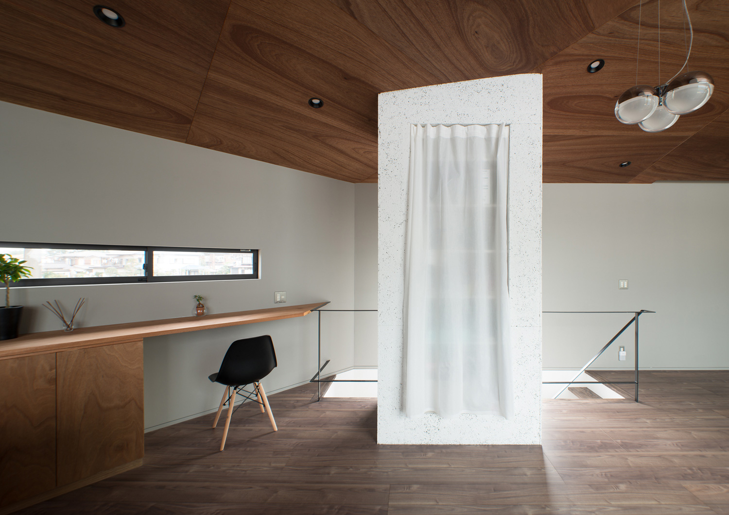 収納にもなる柱や壁付けデスクのワークスペースがある機能的なLDK・デザイン住宅 注文住宅・デザイン住宅建築実例_『CASE484 やまのいえ』_LDK