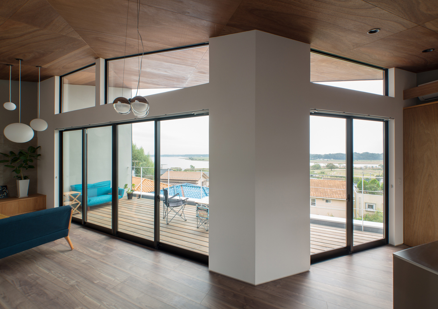 バルコニーからの景色を見渡すことが出来る住まい・デザイン住宅 注文住宅・デザイン住宅建築実例_『CASE484 やまのいえ』_LDK