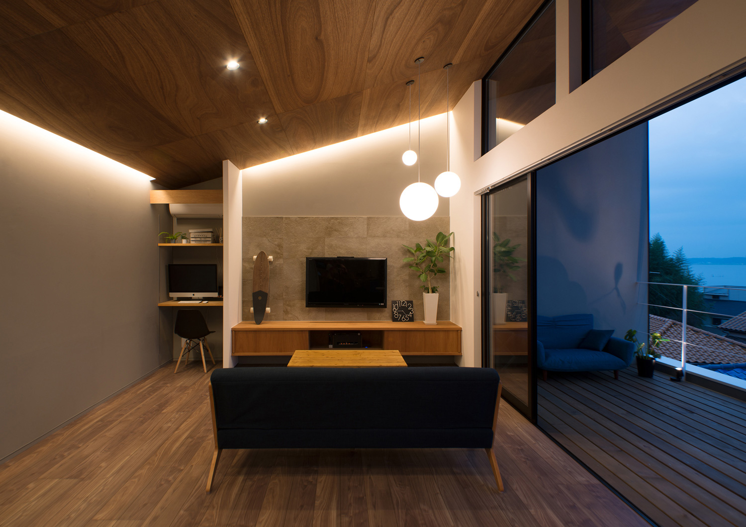 壁際に間接照明を取り付けた生活感の少ないLDK・デザイン住宅 注文住宅・デザイン住宅建築実例_『CASE484 やまのいえ』_LDK