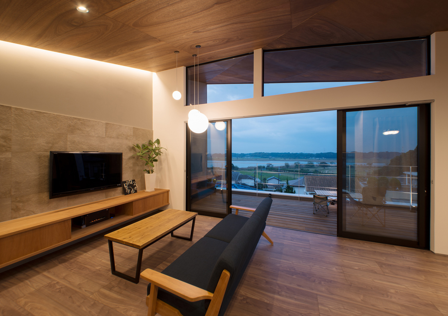 壁際の間接照明や丸いペンダントライトがおしゃれなLDK・デザイン住宅 注文住宅・デザイン住宅建築実例_『CASE484 やまのいえ』_LDK