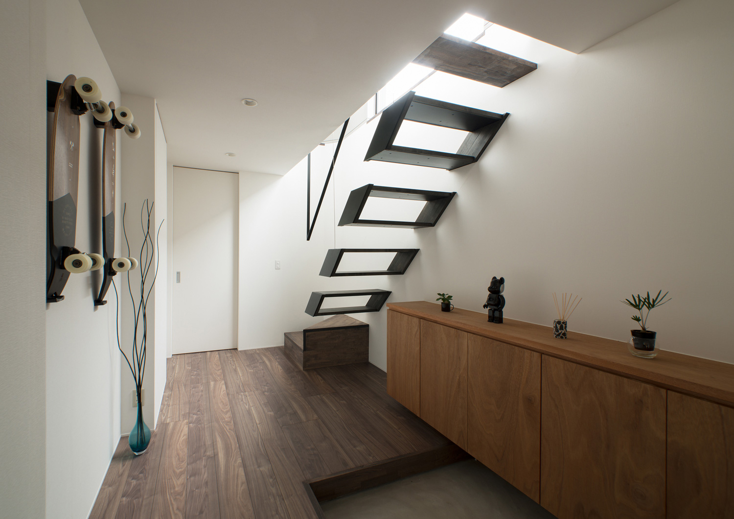 浮いたデザインの階段がある明るい玄関・デザイン住宅 注文住宅・デザイン住宅建築実例_『CASE484 やまのいえ』_階段