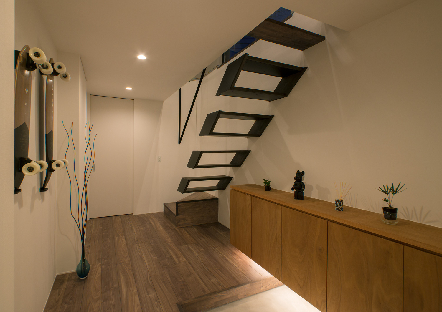 足元に間接照明を取りつけた、浮いたデザインの階段がある玄関・デザイン住宅 注文住宅・デザイン住宅建築実例_『CASE484 やまのいえ』_階段