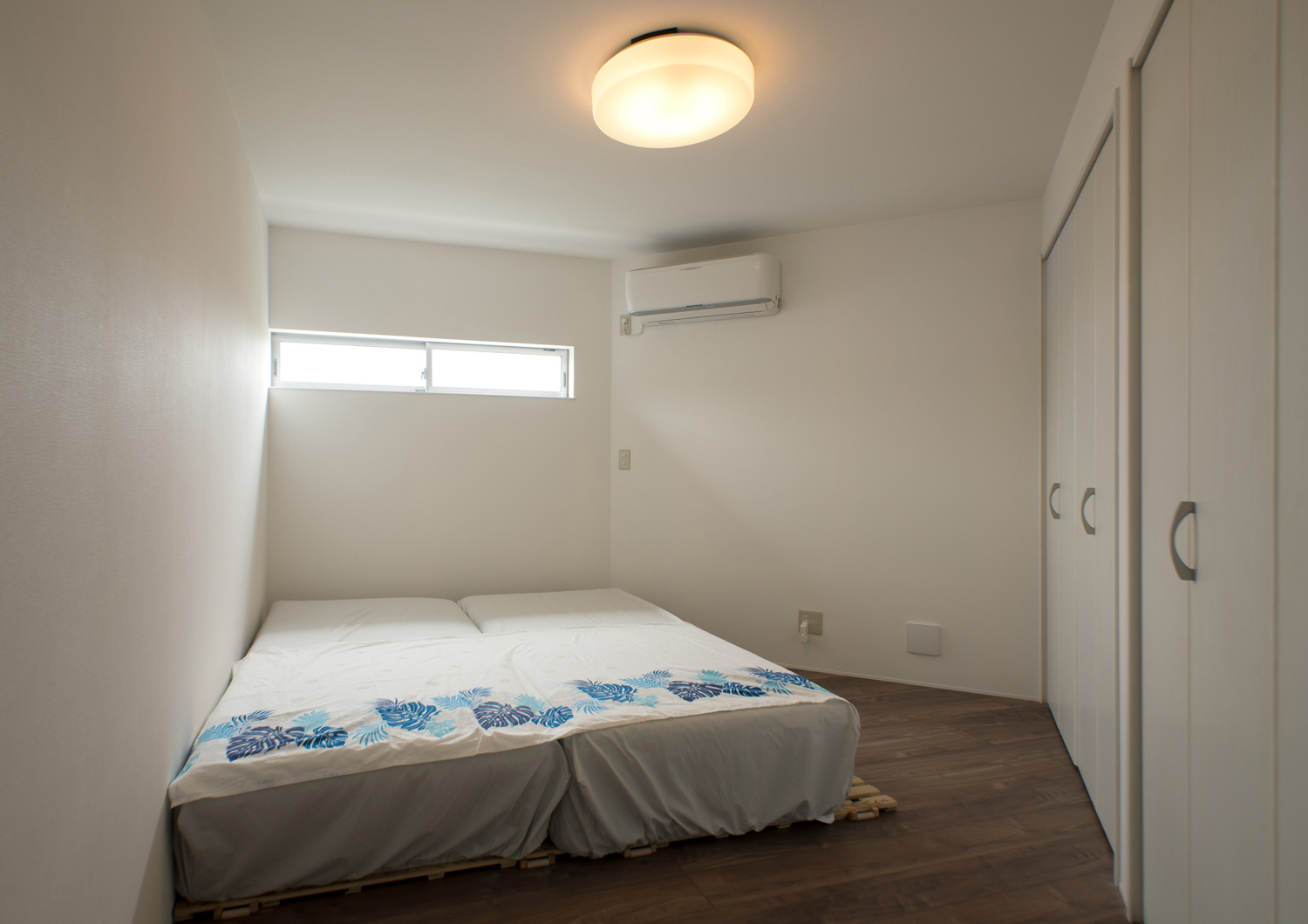 スリット窓のあるシンプルな寝室・デザイン住宅 注文住宅・デザイン住宅建築実例_『CASE484 やまのいえ』_寝室