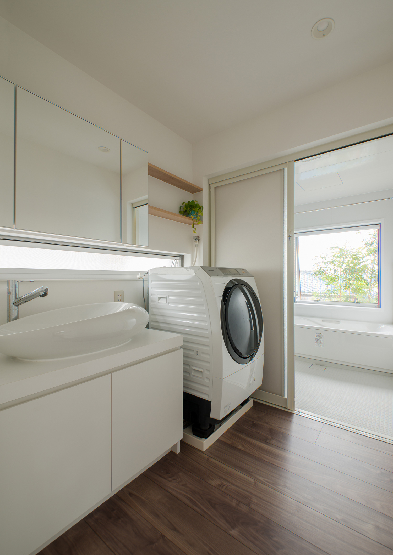 白で統一した丸い洗面ボウルがあるおしゃれな洗面所・デザイン住宅 注文住宅・デザイン住宅建築実例_『CASE484 やまのいえ』_浴室・洗面所