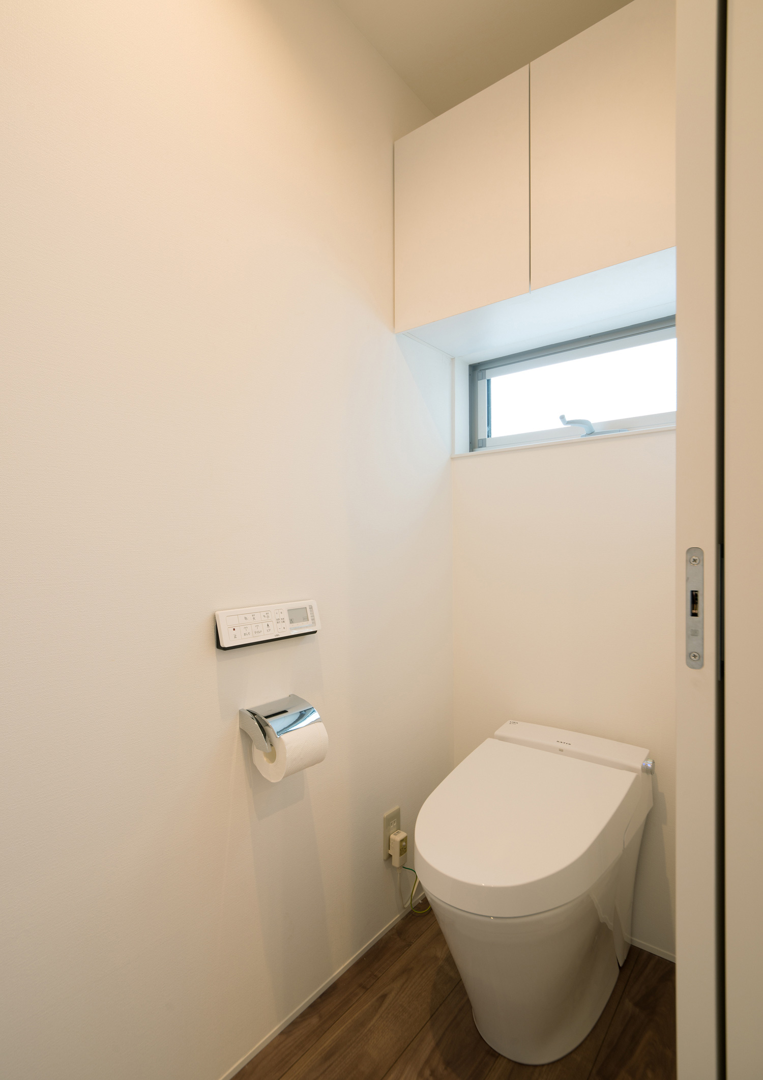 収納ボックスとスリット窓を取り付けたシンプルなトイレ・デザイン住宅 注文住宅・デザイン住宅建築実例_『CASE484 やまのいえ』_トイレ