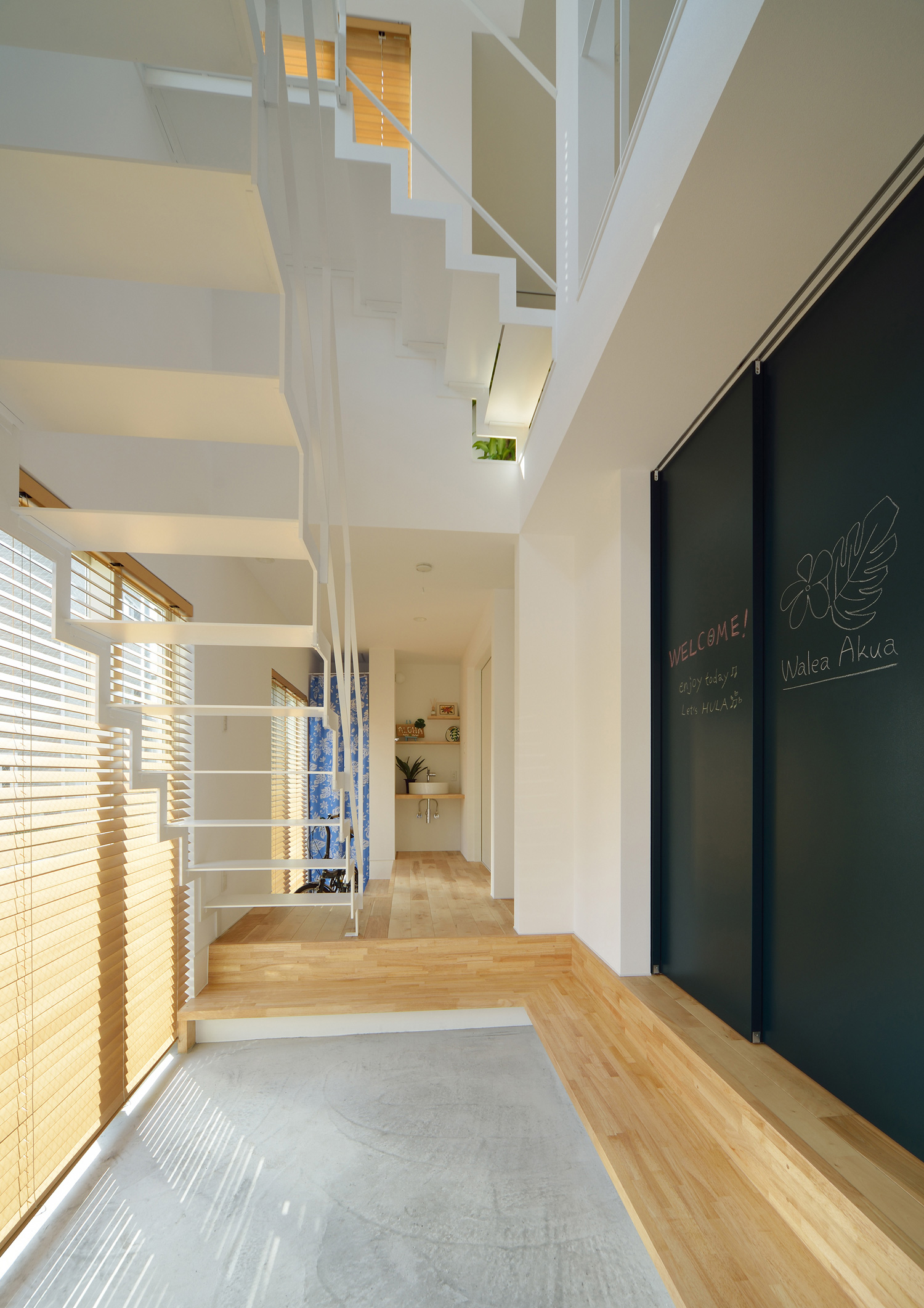 ブラインド付きの窓に面した広くて明るい土間玄関・デザイン住宅 注文住宅・デザイン住宅建築実例_『CASE489 Alohaにあふれる家』_玄関