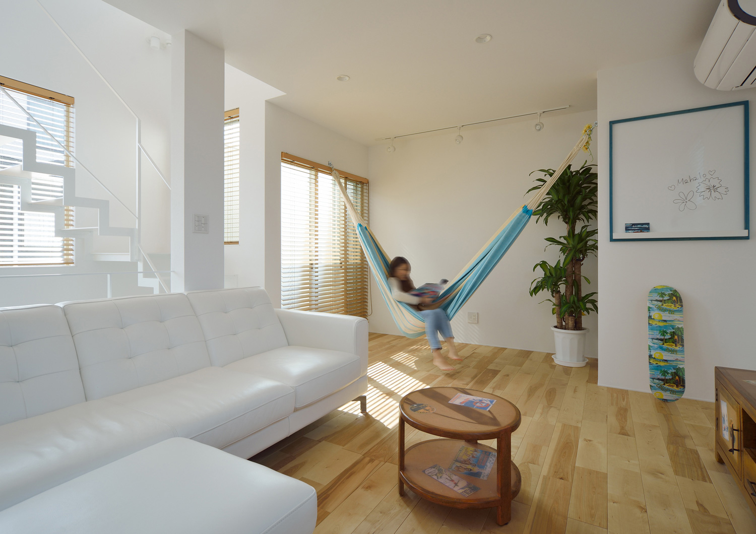 ハンモックや観葉植物があるハワイ風のLDK・デザイン住宅 注文住宅・デザイン住宅建築実例_『CASE489 Alohaにあふれる家』_LDK