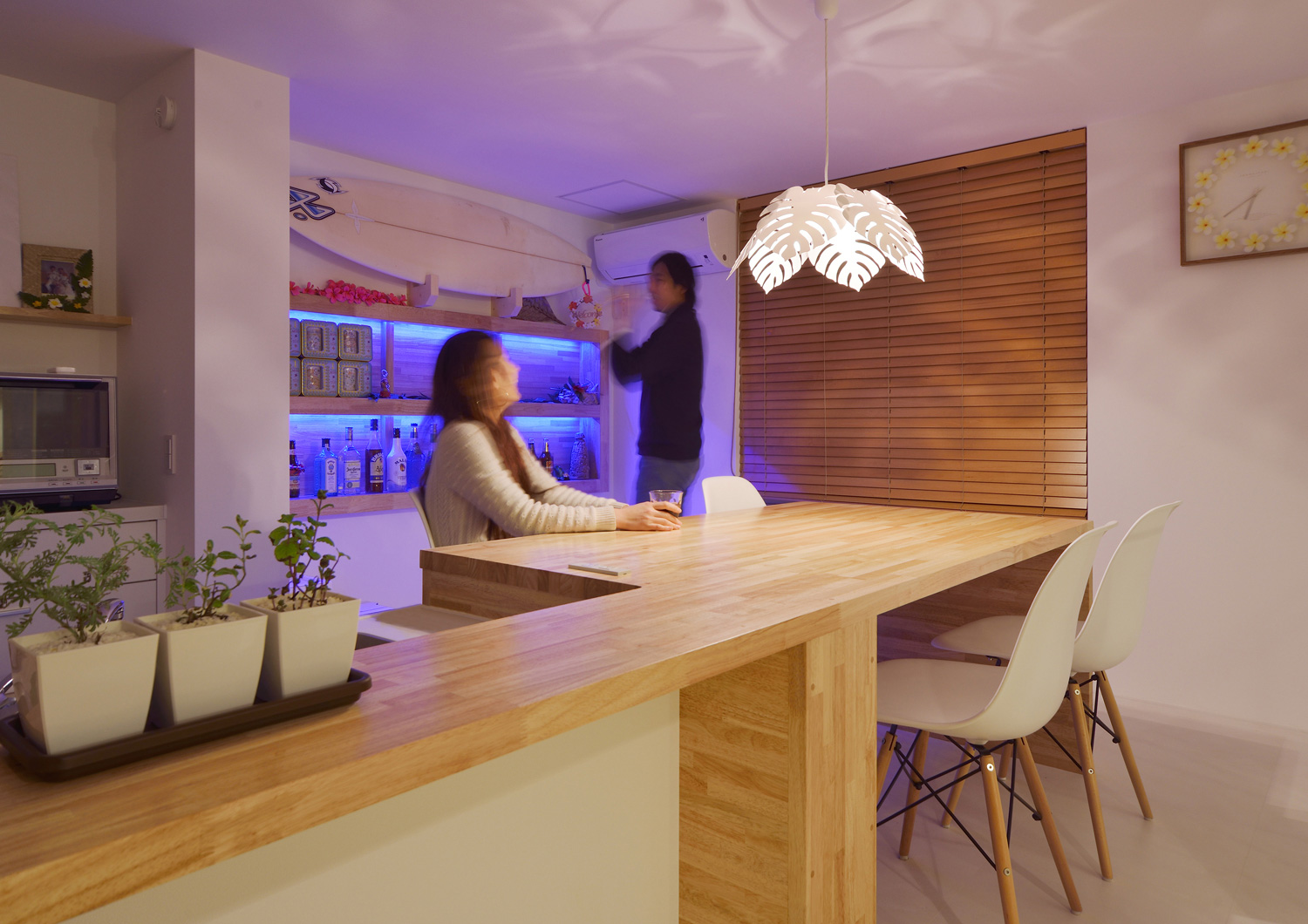 青い間接照明やペンダントライトがあるおしゃれなLDK・デザイン住宅 注文住宅・デザイン住宅建築実例_『CASE489 Alohaにあふれる家』_LDK