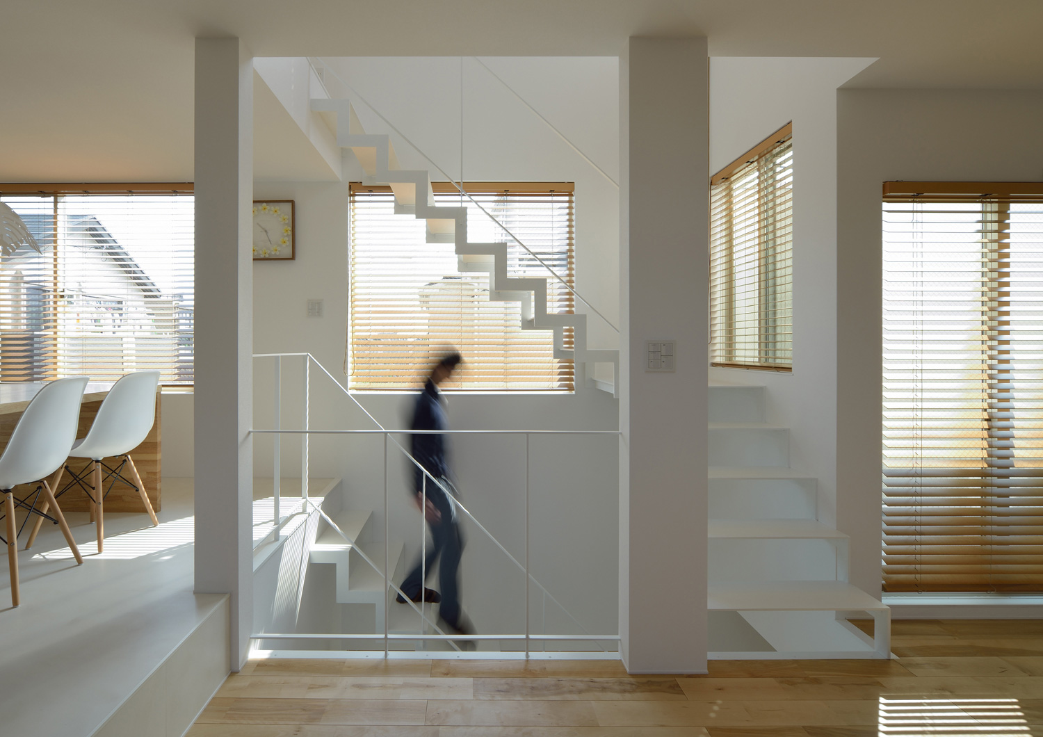 吹き抜けになった螺旋階段状の階段室・デザイン住宅 注文住宅・デザイン住宅建築実例_『CASE489 Alohaにあふれる家』_階段