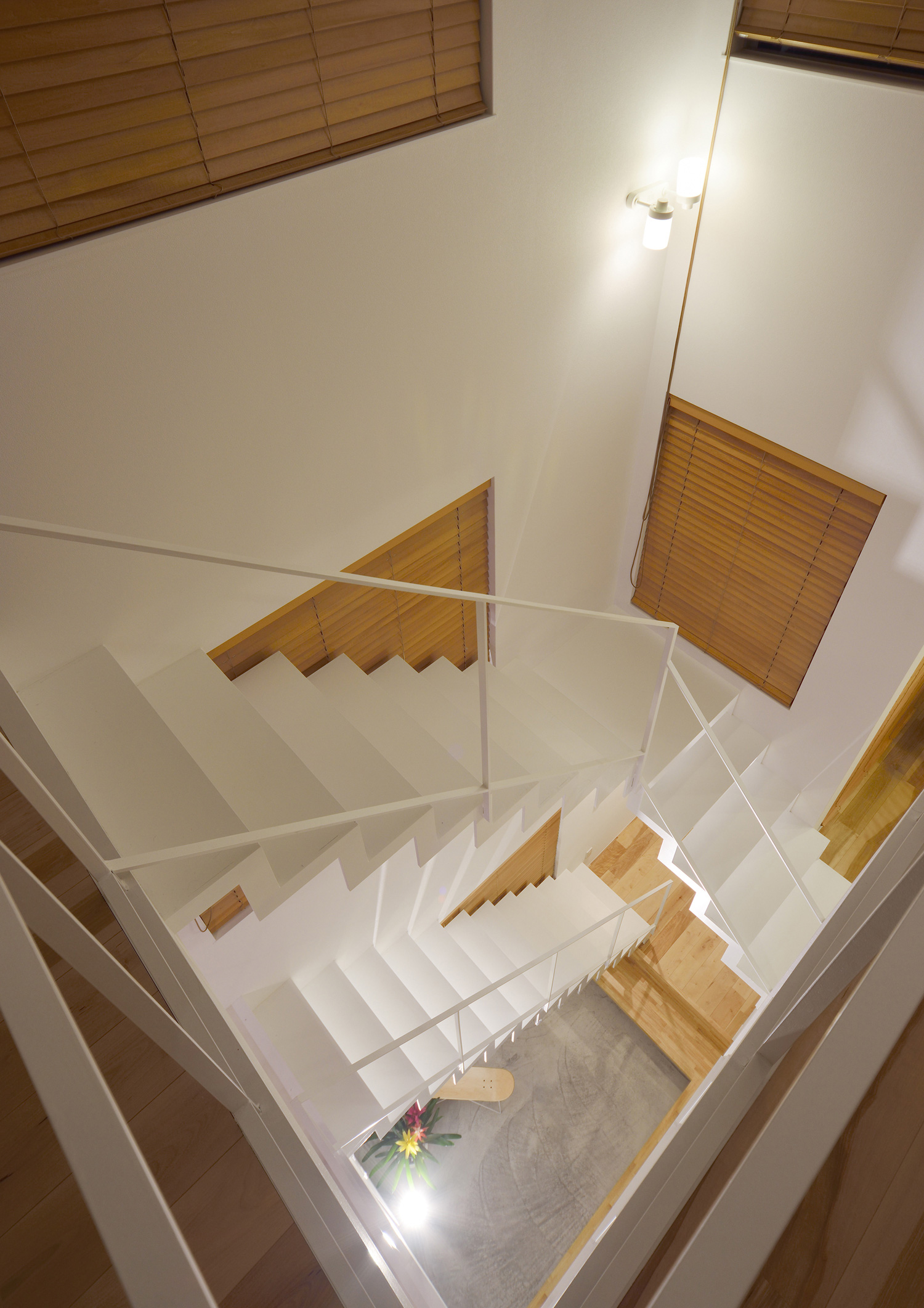 壁に間接照明を取り付けた吹き抜けの階段室・デザイン住宅 注文住宅・デザイン住宅建築実例_『CASE489 Alohaにあふれる家』_階段